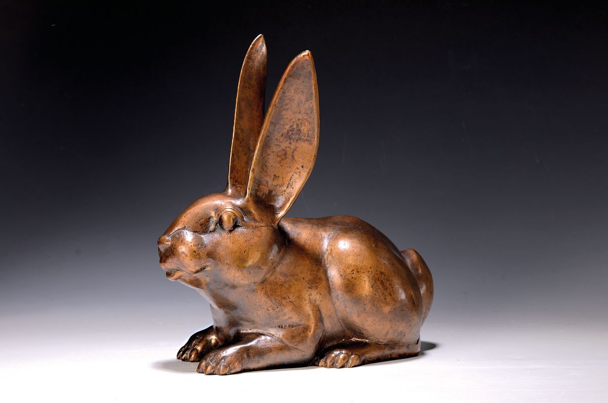 Gernot Rumpf, geb. 1941,, Bronzeskulptur, großer Feldhase mit aufgestellten Ohren, monogrammiert, Gießerstempel, E.A., 29 x 27 cm