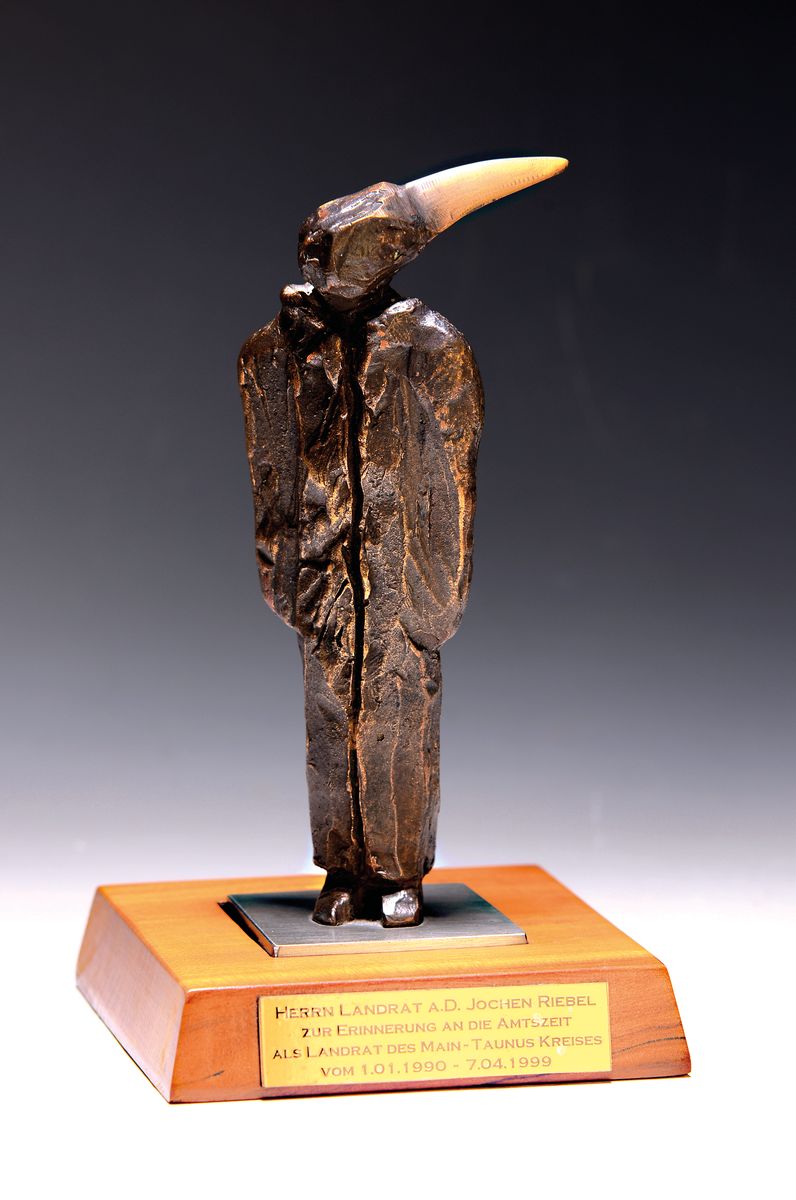Bronzeskulptur, unbekannter Künstler, Figur mit Vogelkopf, unsigniert, mit Holzsockel, dieser mit Widmung: Herrn Landrat A.D. Jochen Riebel zur ...