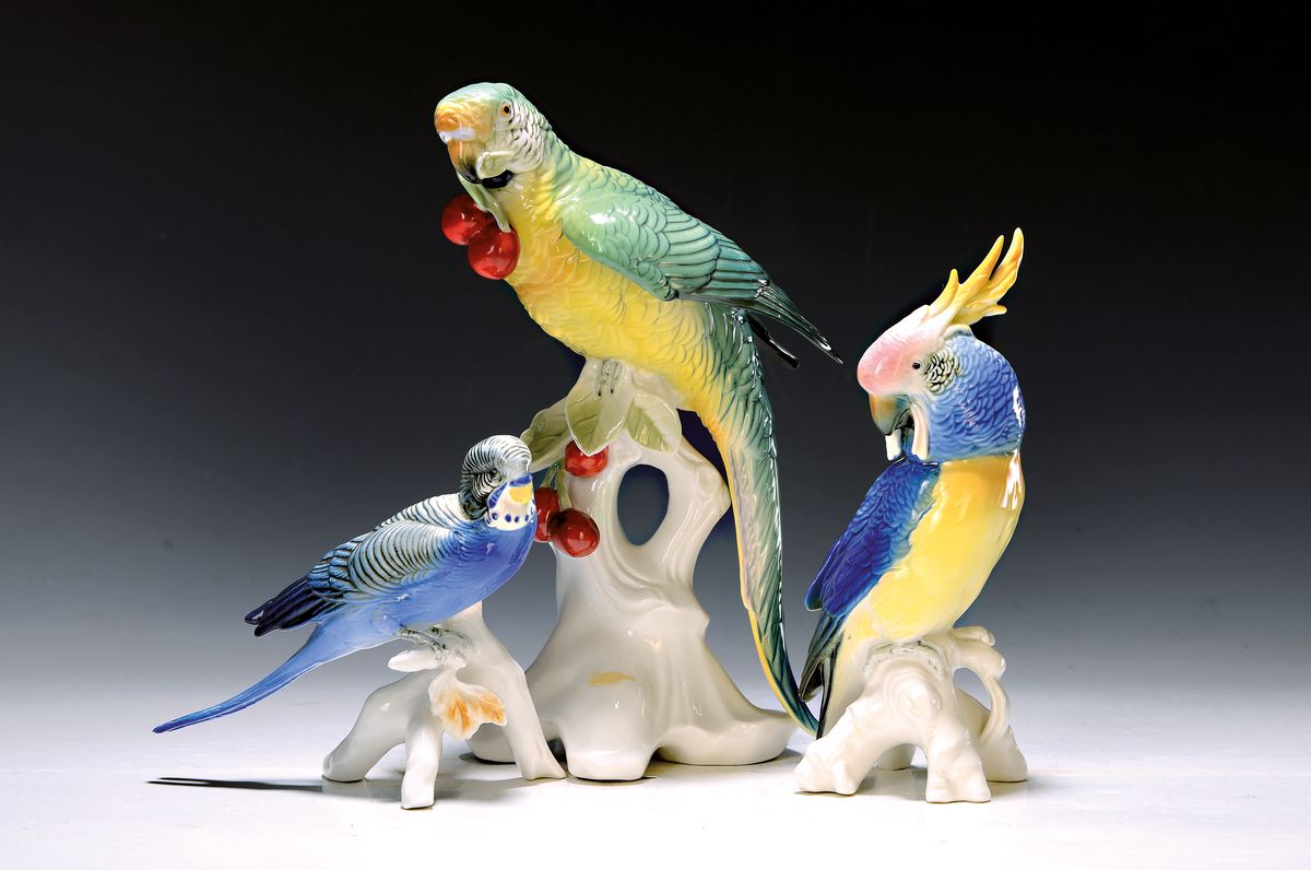 3 Porzellanfiguren, Ens Volkstedt, 1930er Jahre, Porzellan, Papagei mit Kirschen, H. ca. 24.5cm, Kakadu, H. ca. 20cm, Wellensittich H.ca. 12cm