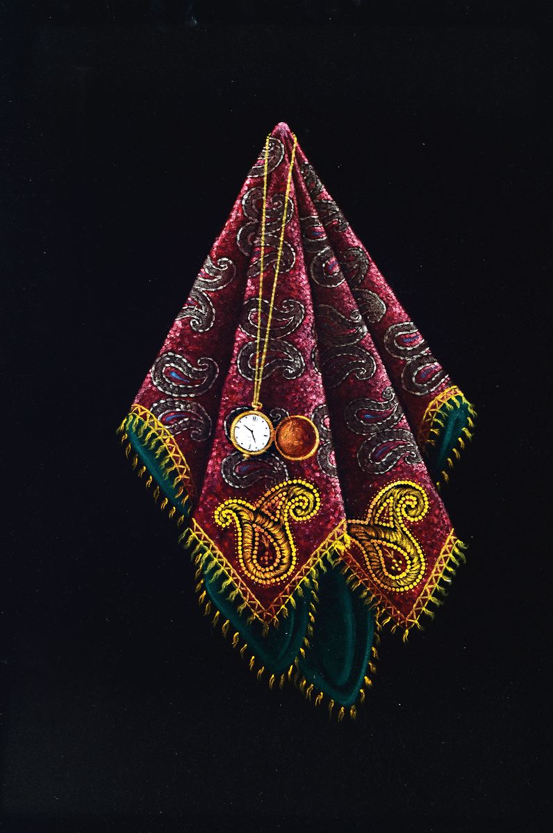 Parinaz Bajalanlou, geb. 1985, zeitgenössischeiranische Künstlerin, goldene Taschenuhr über einem persischen Tuch, Öl auf schwarzem Samt, ...