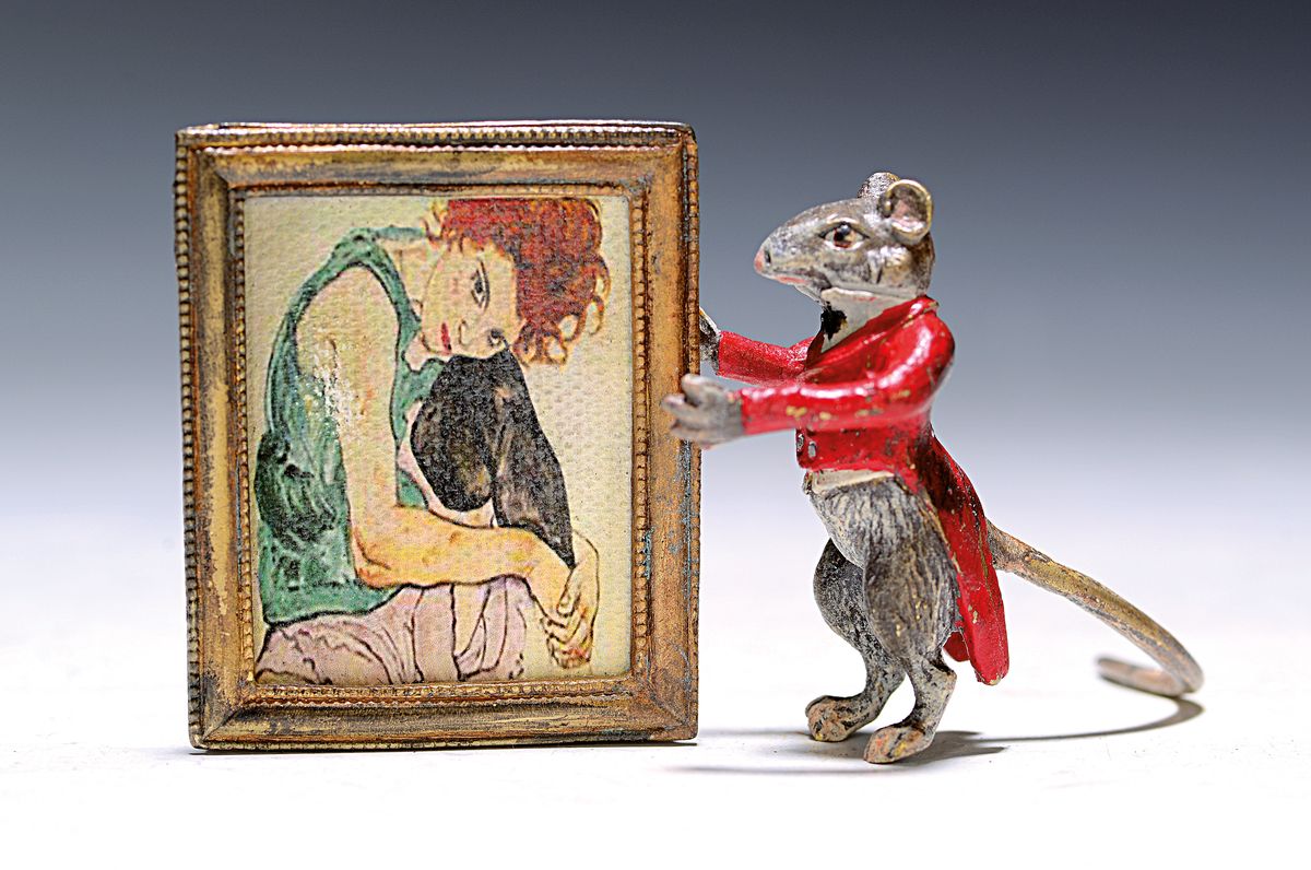 Wiener Bronze, 20. Jh., sign., Maus mit Bild von Egon Schiele, bunt staffiert, H.ca. 6cm