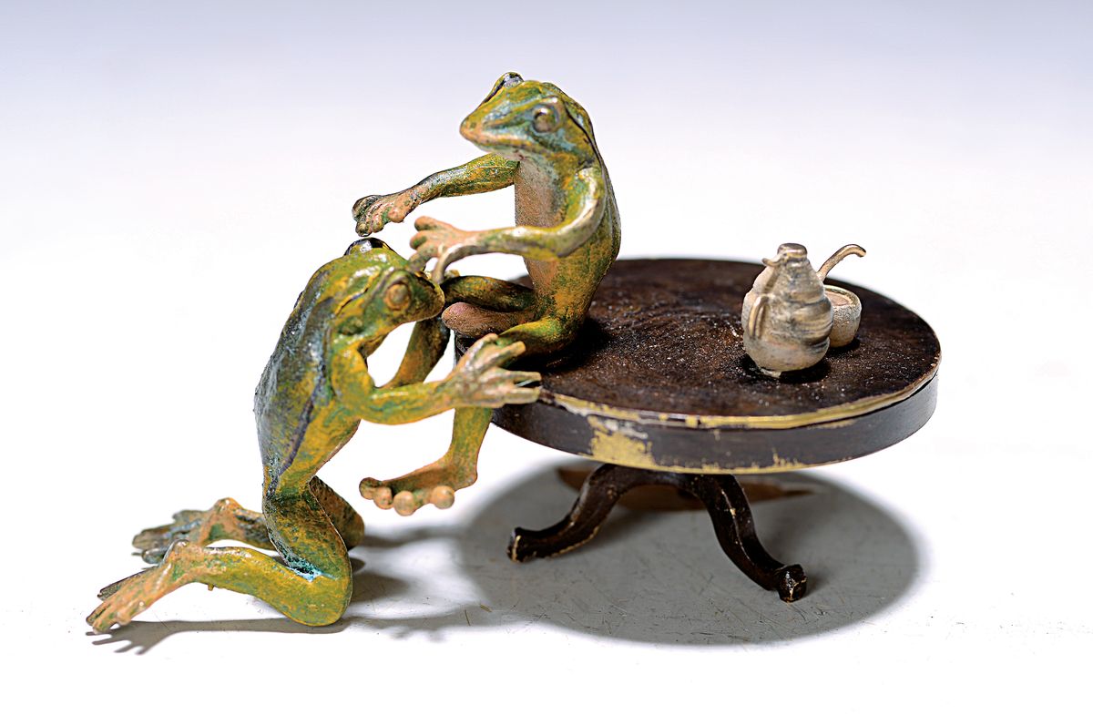 Wiener Bronze, 20. Jh., sign. Bergmann, bunt staffiert, erotische Frösche am Tisch, H.ca. 5.5 cm
