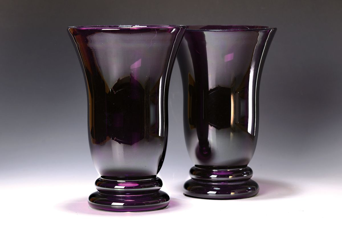 Zwei große Vasen, Verrerie Lorraine, 2. Hälfte 20. Jh., amethystfarbenes Kristallglas, H. ca. 29/30 cm