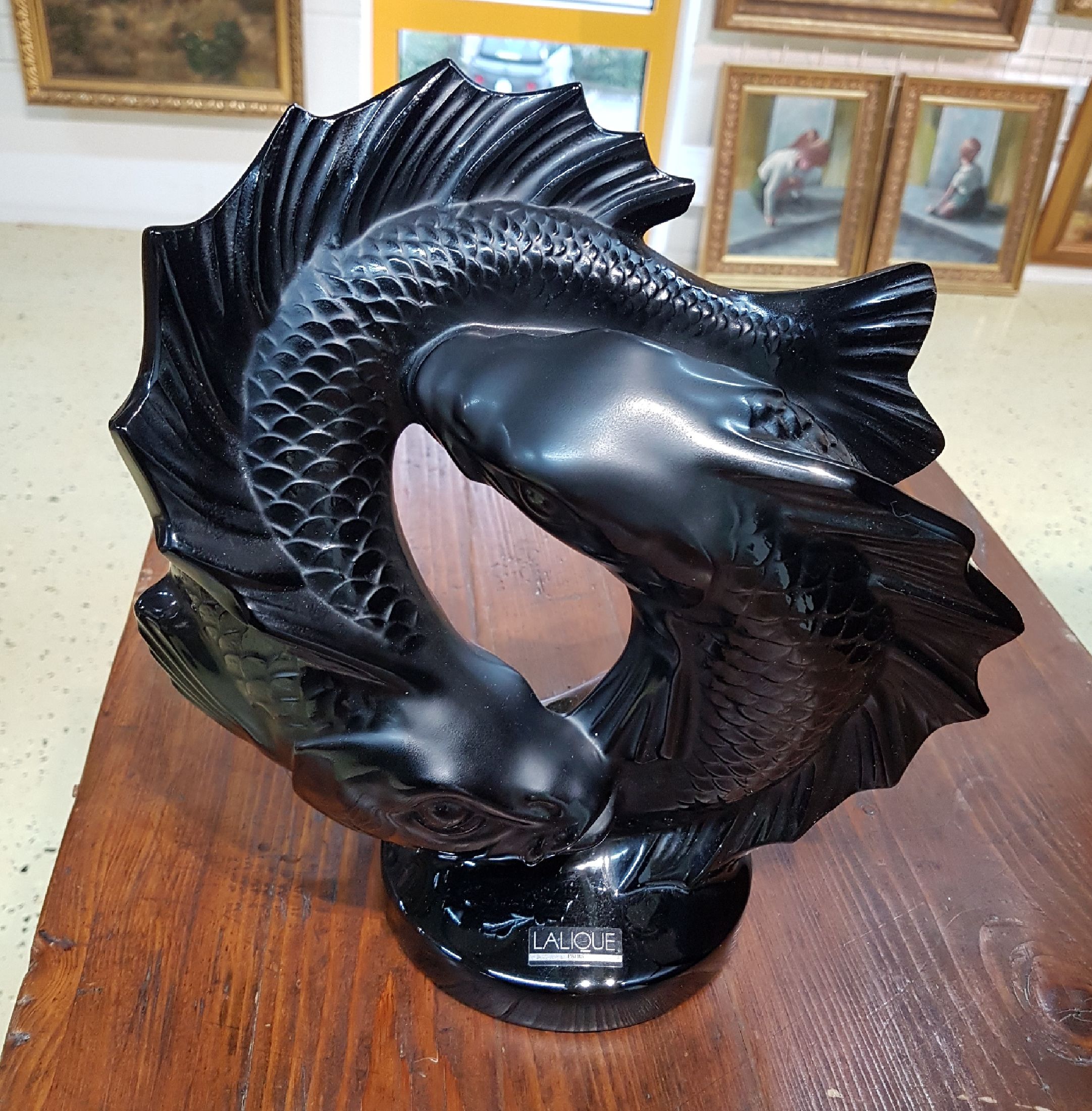 Detail c: Große Glasskulptur, Lalique Paris, deux Poissons, schwarzes Formglas, signiert, mit Etikett, H. ca. 29.5 cm