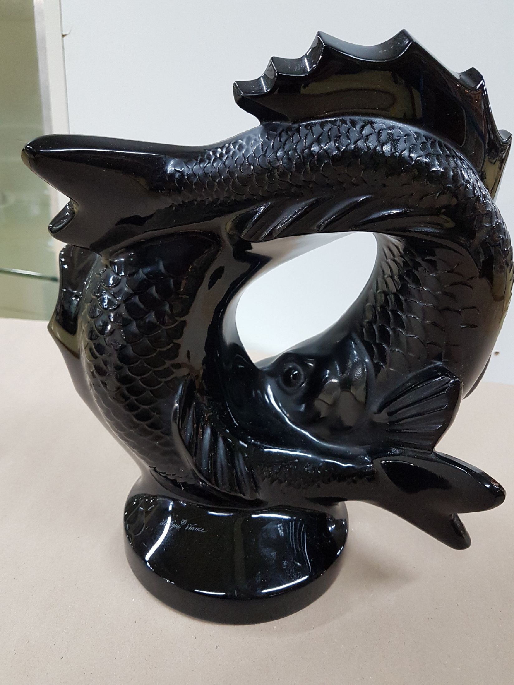 Detail d: Große Glasskulptur, Lalique Paris, deux Poissons, schwarzes Formglas, signiert, mit Etikett, H. ca. 29.5 cm