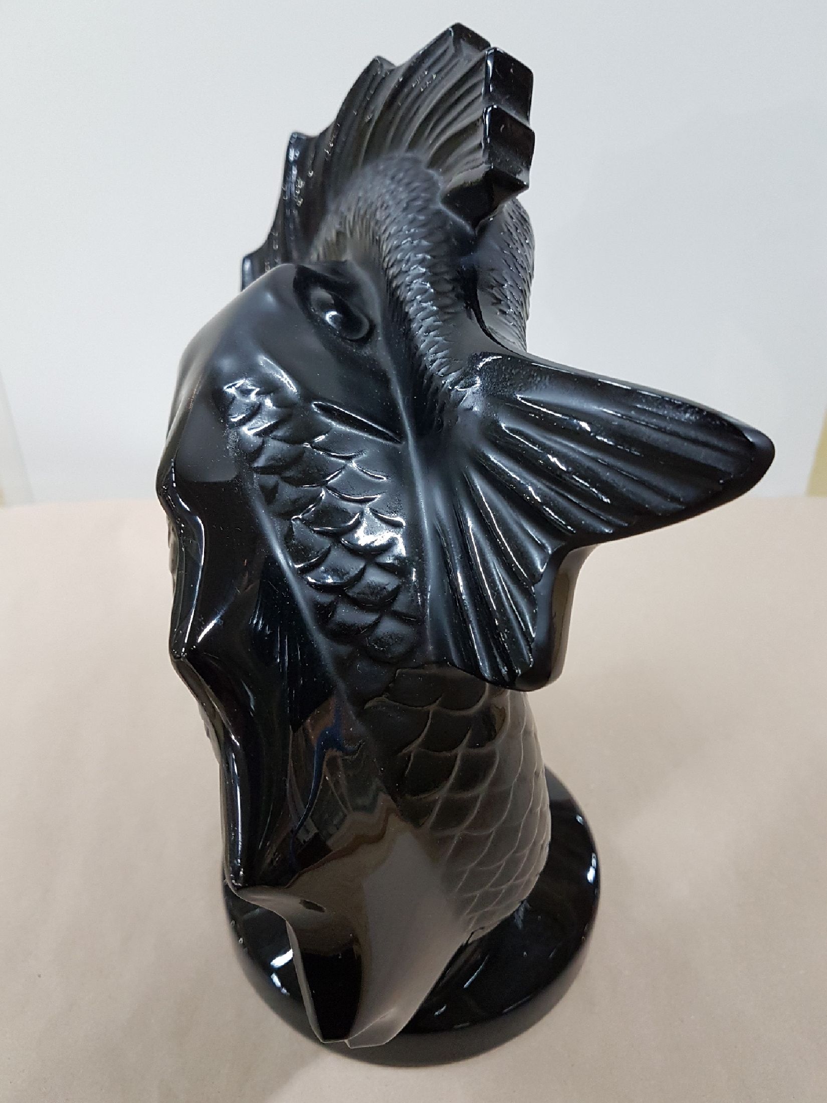 Detail e: Große Glasskulptur, Lalique Paris, deux Poissons, schwarzes Formglas, signiert, mit Etikett, H. ca. 29.5 cm