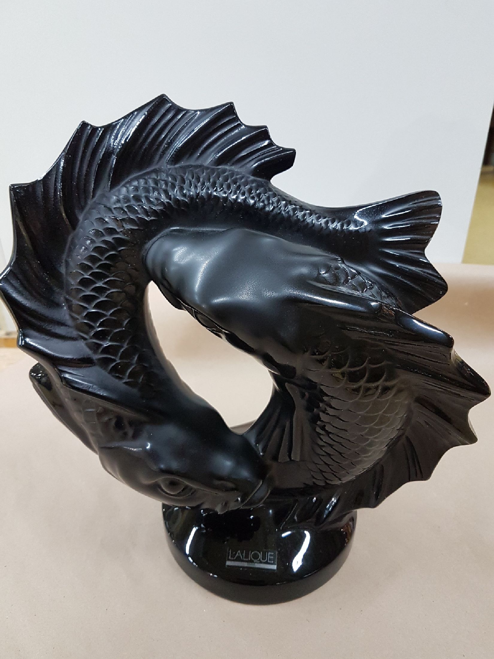 Detail f: Große Glasskulptur, Lalique Paris, deux Poissons, schwarzes Formglas, signiert, mit Etikett, H. ca. 29.5 cm