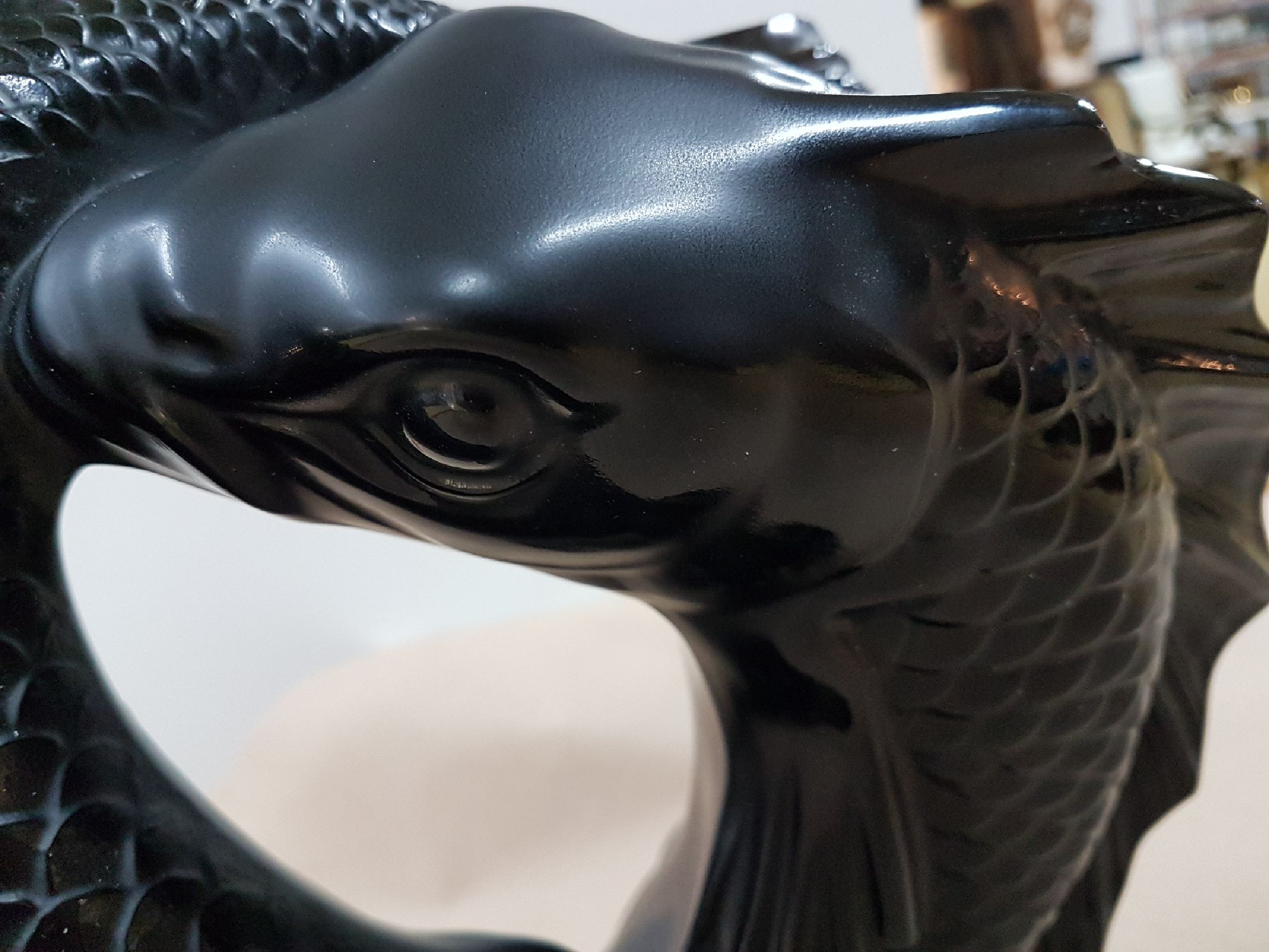 Detail h: Große Glasskulptur, Lalique Paris, deux Poissons, schwarzes Formglas, signiert, mit Etikett, H. ca. 29.5 cm