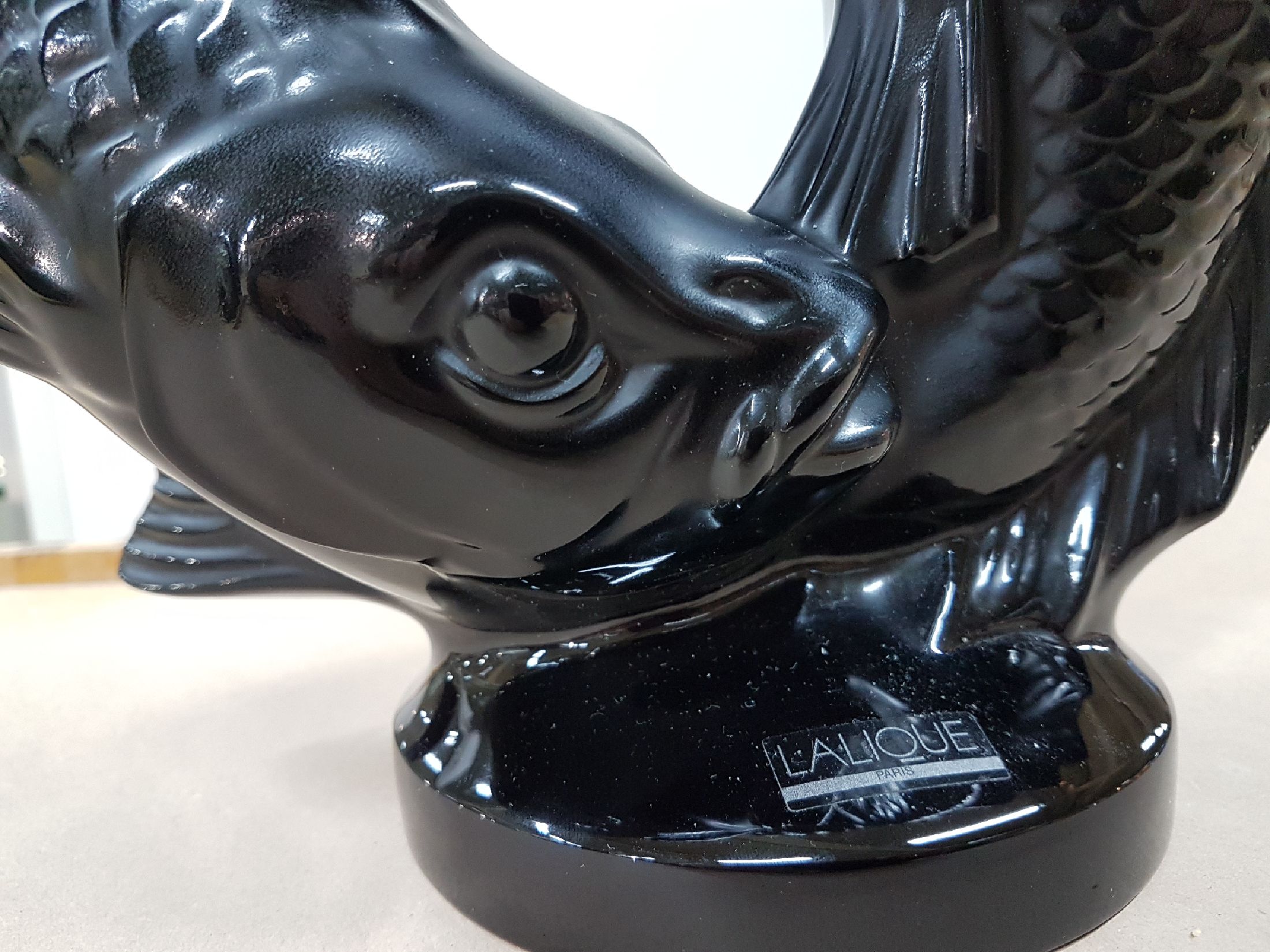 Detail i: Große Glasskulptur, Lalique Paris, deux Poissons, schwarzes Formglas, signiert, mit Etikett, H. ca. 29.5 cm