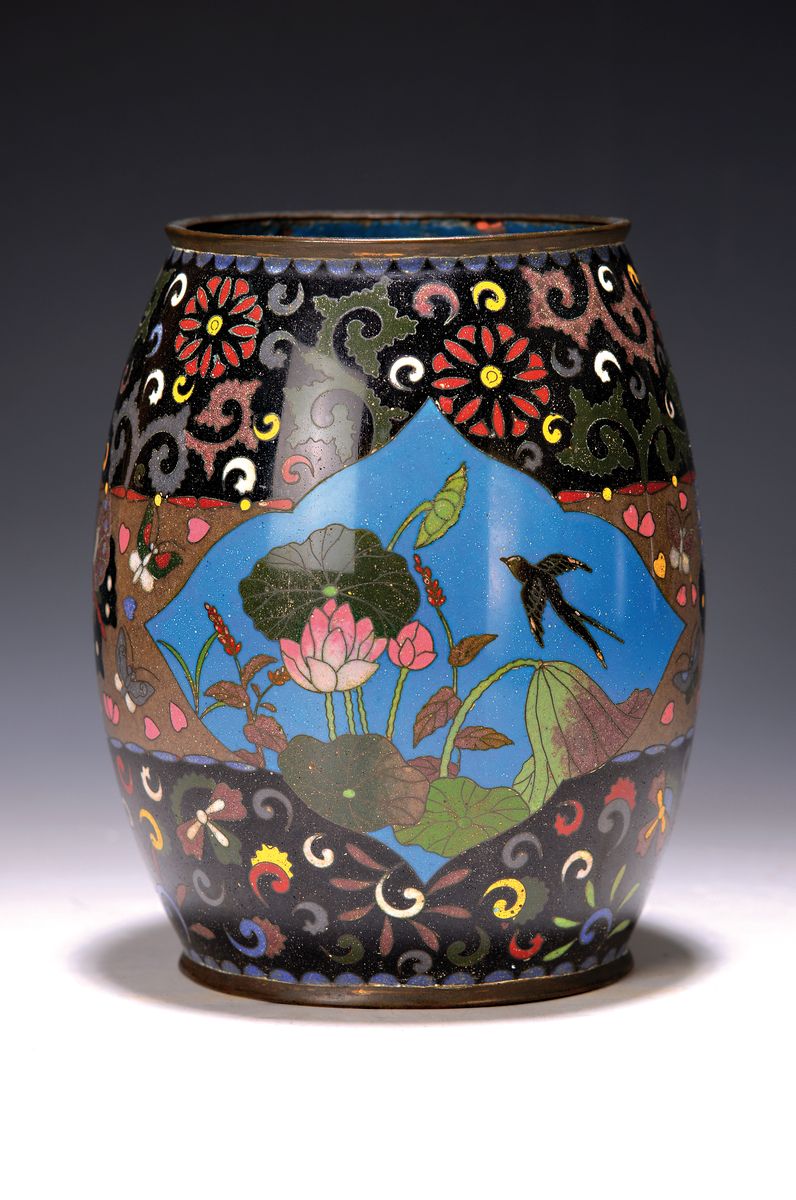 Cloisonne-Gefäß, um 1880,, in Medaillon Seerosenmotive und Vogel bzw. Blume mit Schmetterling, H. ca. 19 cm