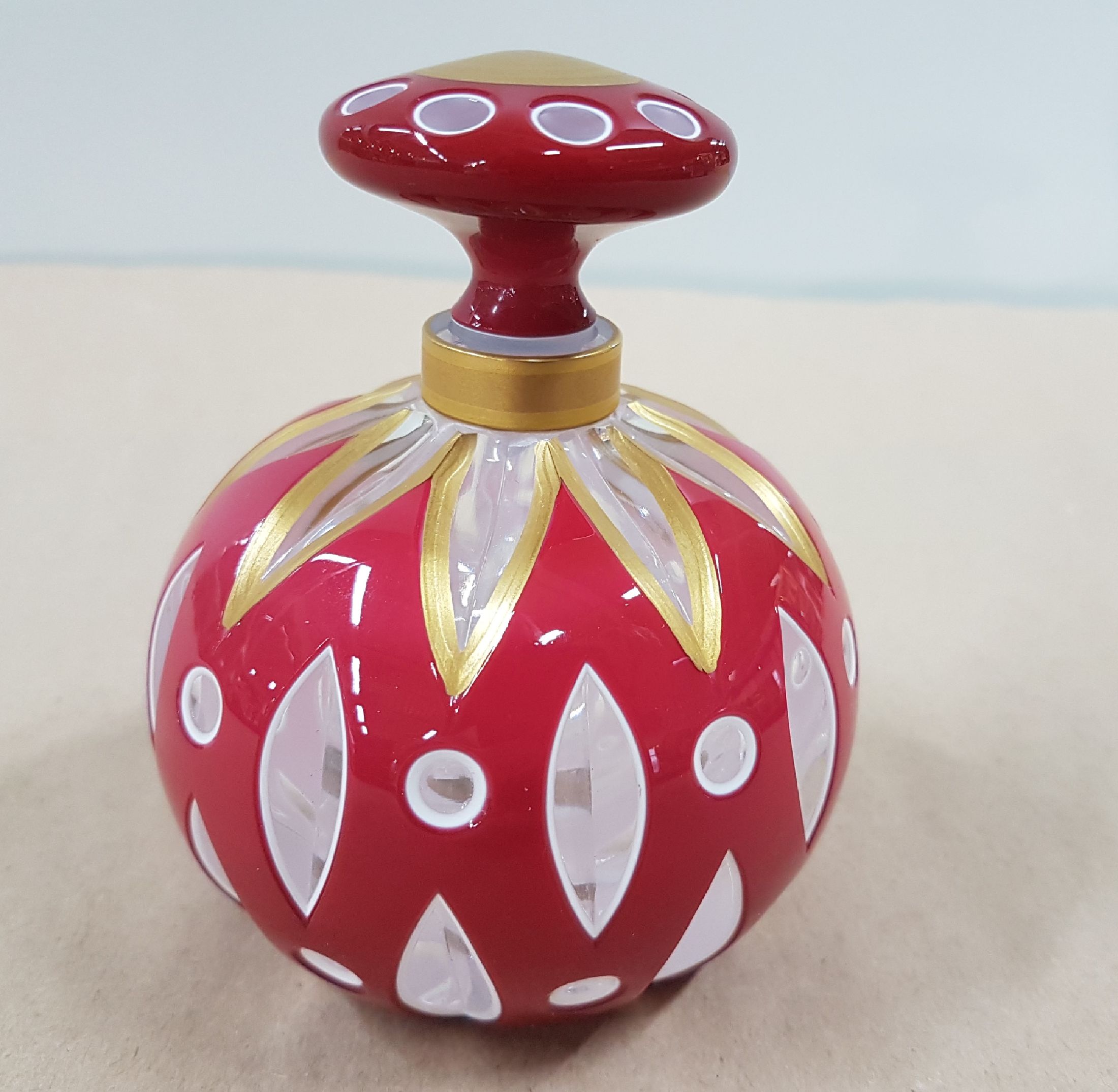 Detail a: Flakon, Saint Louis 2. Hälfte 20. Jh., farbloses Glas mit Milchglasüberfang und rotem Überfang, geschnittener Dekor, z.T. vergoldet, ...