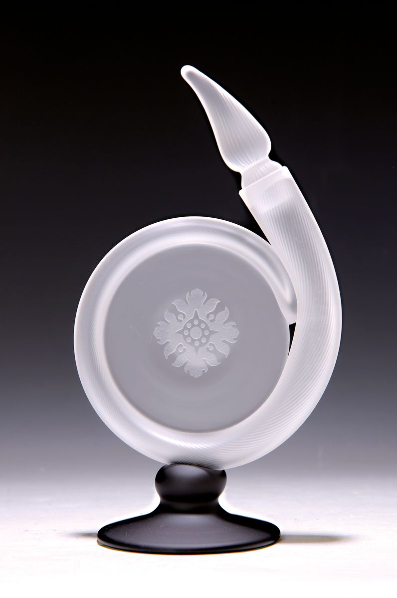 Zwei Flakons, Saint Louis, a. Kristallglas, grün überfangen, farbloser Stöpsel, monogrammiert SL, H. ca. 13 cm, b. farbloses und dunkles Glas, ...