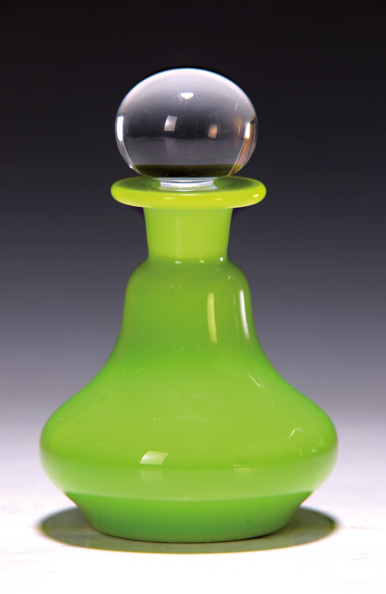 Detail a: Zwei Flakons, Saint Louis, a. Kristallglas, grün überfangen, farbloser Stöpsel, monogrammiert SL, H. ca. 13 cm, b. farbloses und dunkles Glas, ...