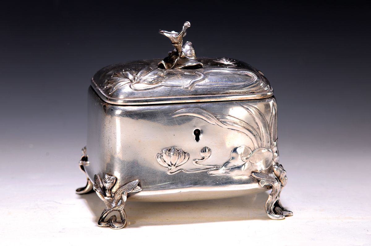 Zuckerdose/Deckeldose, Wien, Jugendstil, um 1900, Silber, Diana Punze Meistermarke "MG",Seerosendekor, Füße in Blumenform, Dose etwas ...