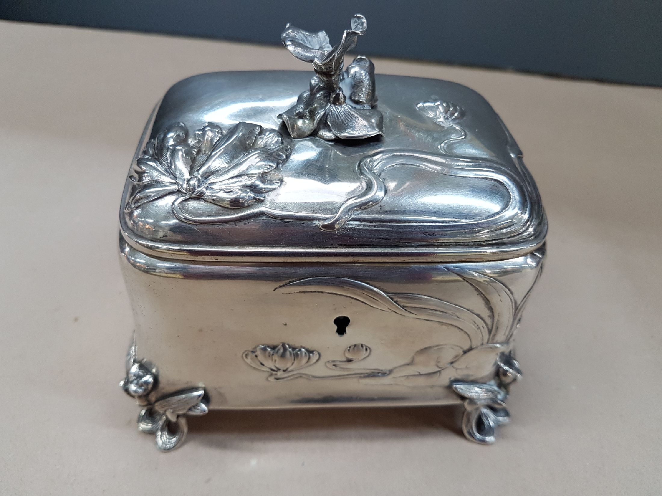 Detail a: Zuckerdose/Deckeldose, Wien, Jugendstil, um 1900, Silber, Diana Punze Meistermarke "MG",Seerosendekor, Füße in Blumenform, Dose etwas ...