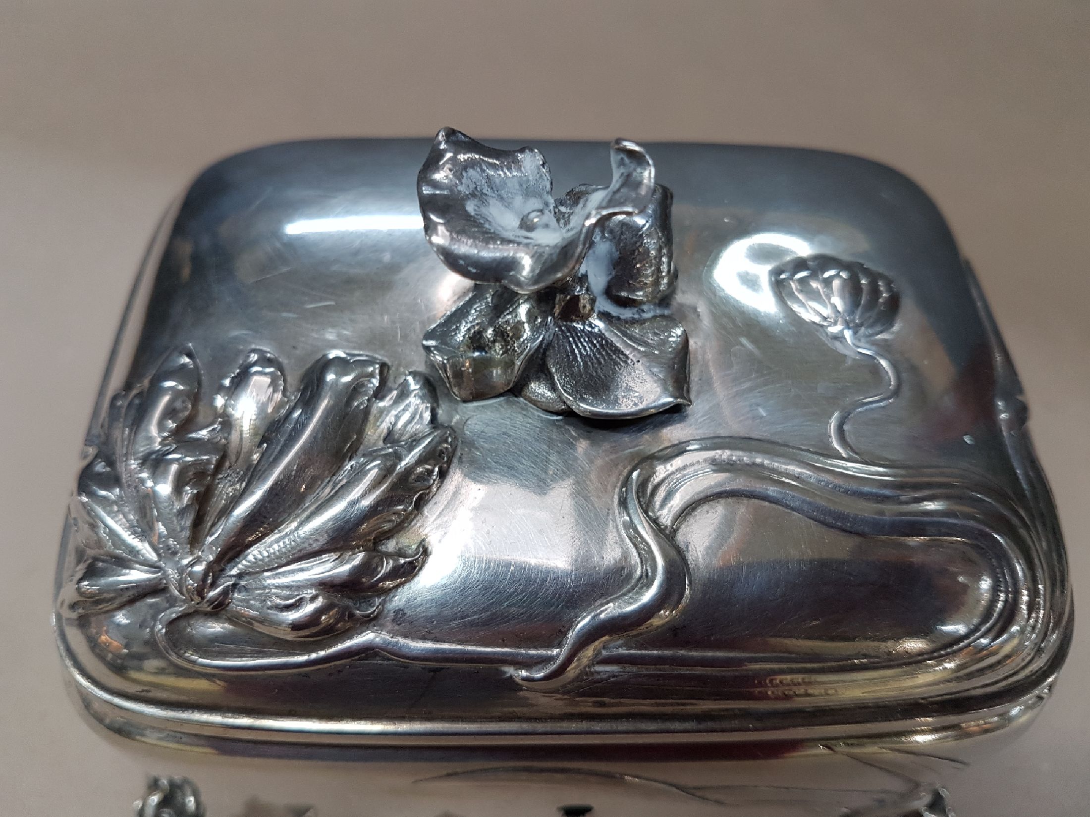 Detail b: Zuckerdose/Deckeldose, Wien, Jugendstil, um 1900, Silber, Diana Punze Meistermarke "MG",Seerosendekor, Füße in Blumenform, Dose etwas ...