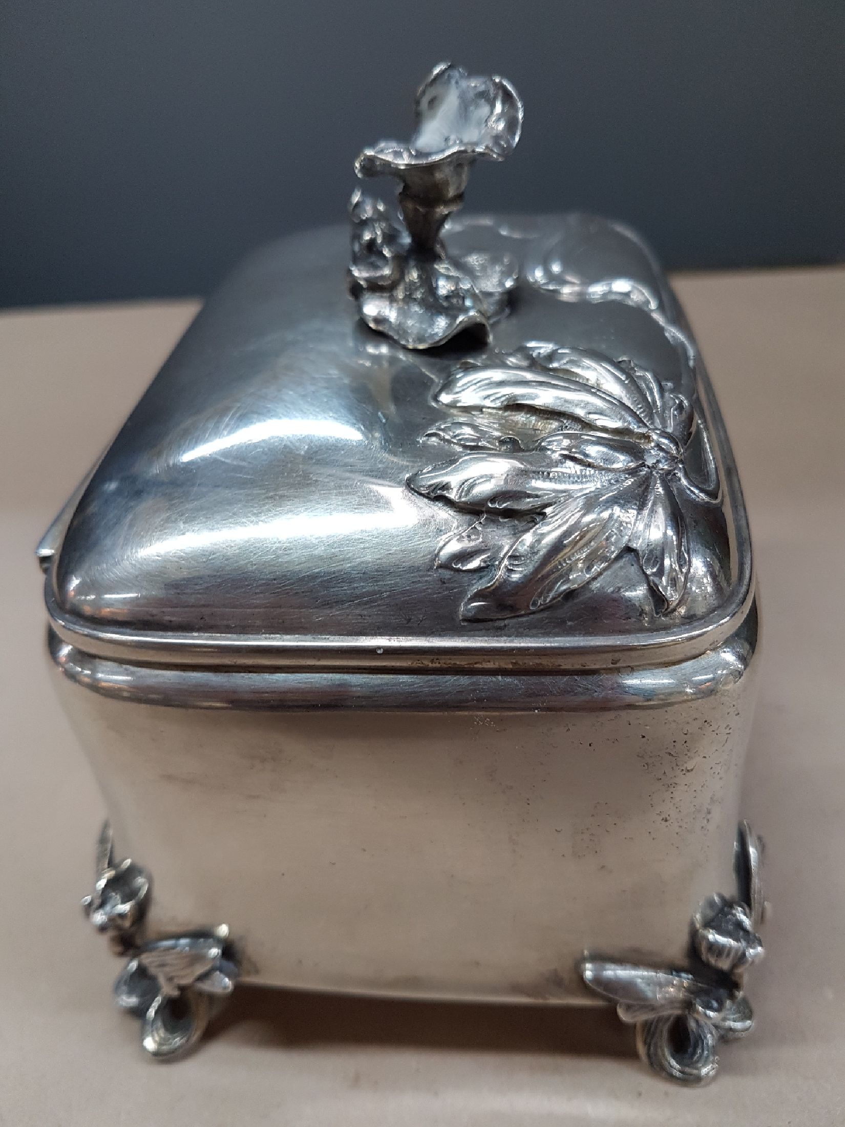 Detail e: Zuckerdose/Deckeldose, Wien, Jugendstil, um 1900, Silber, Diana Punze Meistermarke "MG",Seerosendekor, Füße in Blumenform, Dose etwas ...