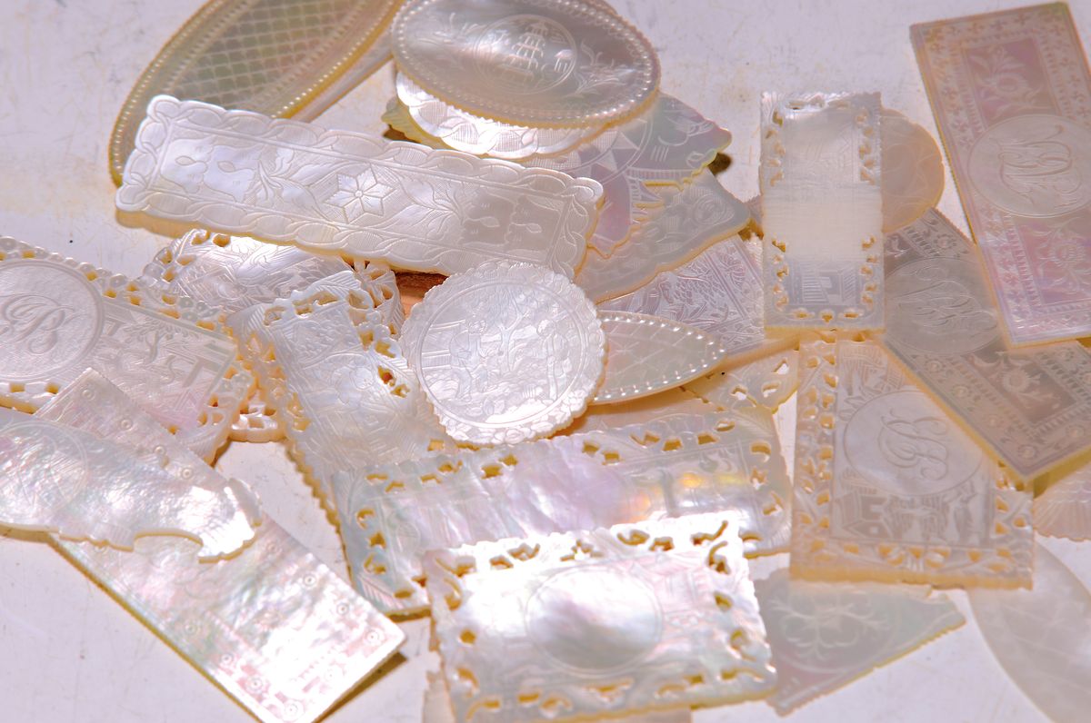 28 Token/Spielsteine, wohl China, um, 1900, aus Perlmutt, verschiedene, Formen und Gravuren, sehr fein gearbeitet, einige monogrammiert
