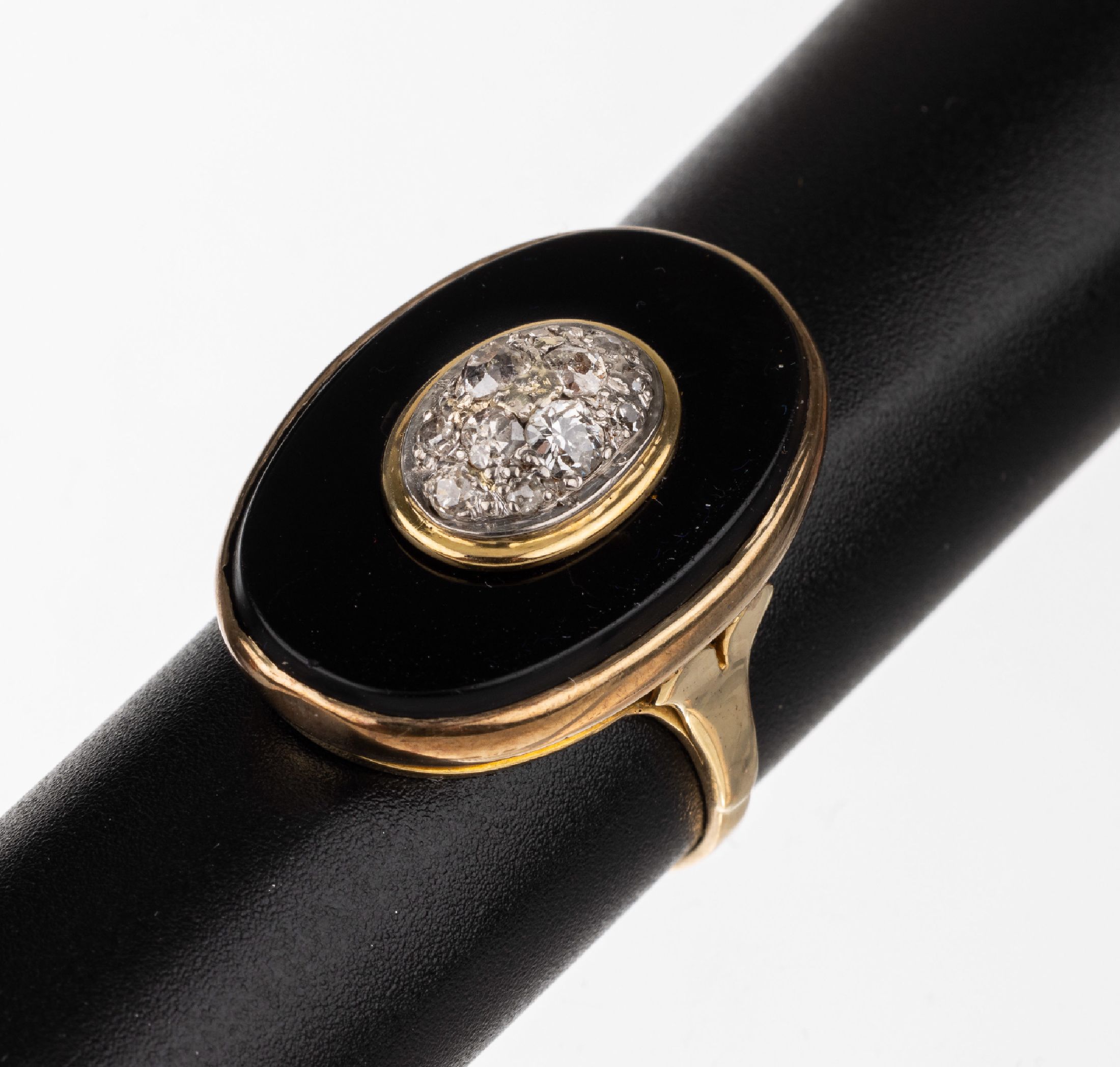 14 kt Gold Brillant-Onyx-Ring, GG 585/000 gepr., um 1900, Onyxplatte, mittig ovale Fassung mit Altschliff-Diamanten zus. ca. 0.50ct ...