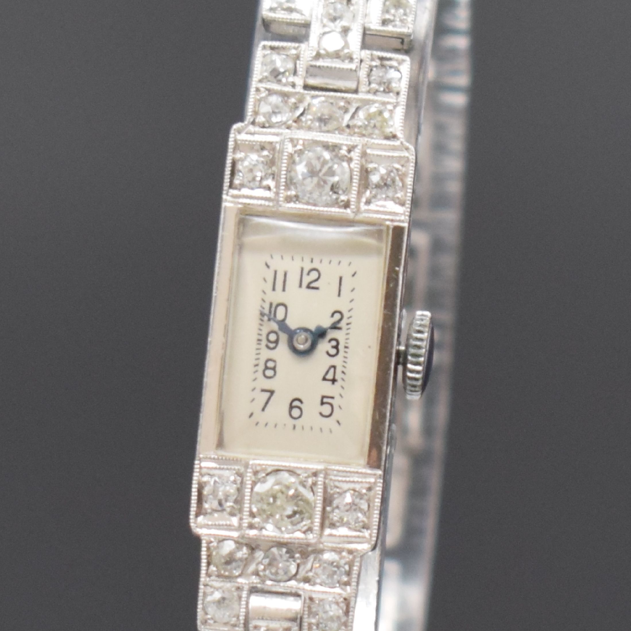 Detail a: Art-Deco Armbanduhr in Platin mit Diamanten,Schweiz um 1930, Handaufzug, Scharnierboden, Band u. Geh. aufw. m. Diamanten bes., silb. Zifferbl. m. ...