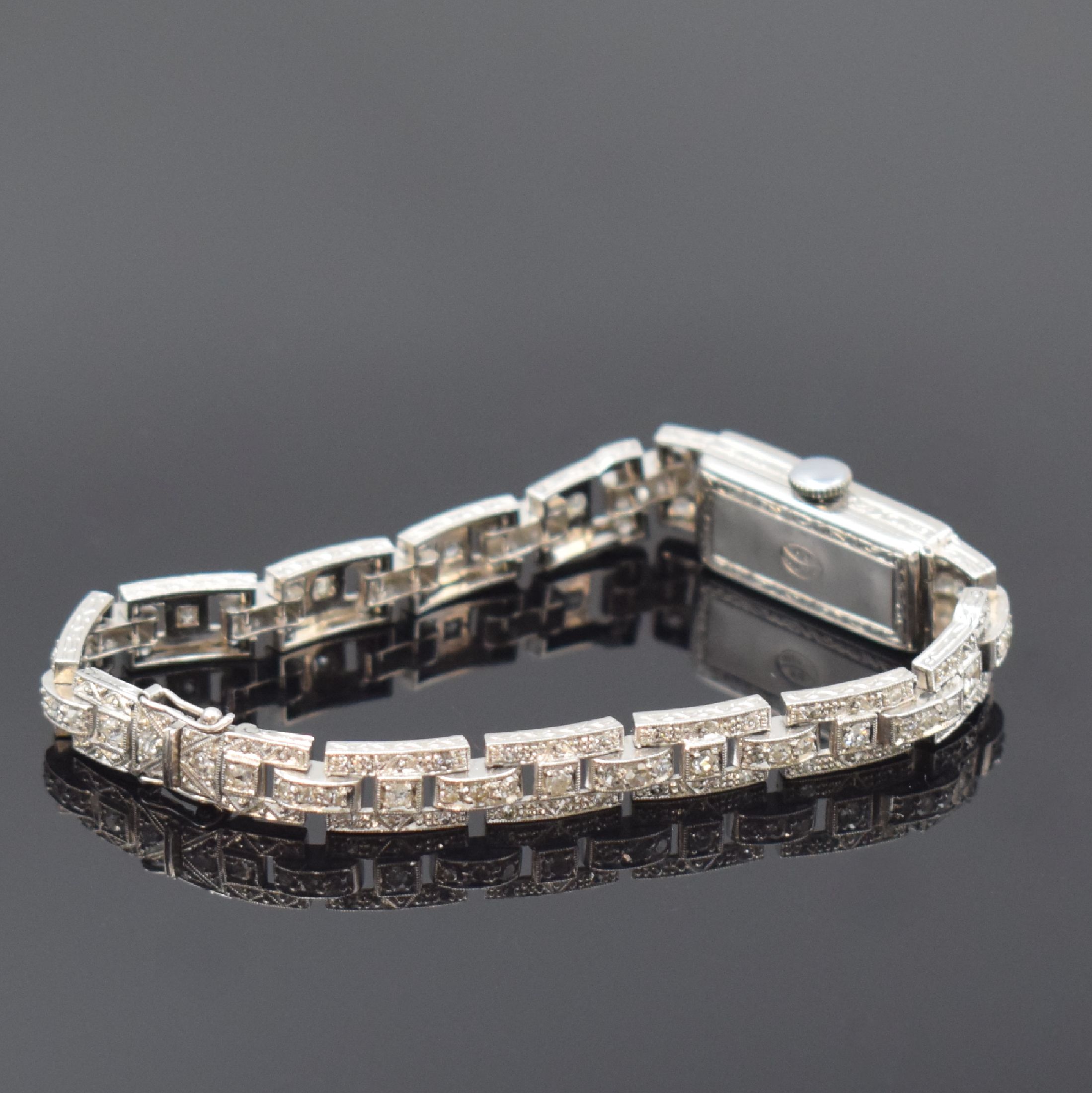 Detail c: Art-Deco Armbanduhr in Platin mit Diamanten,Schweiz um 1930, Handaufzug, Scharnierboden, Band u. Geh. aufw. m. Diamanten bes., silb. Zifferbl. m. ...