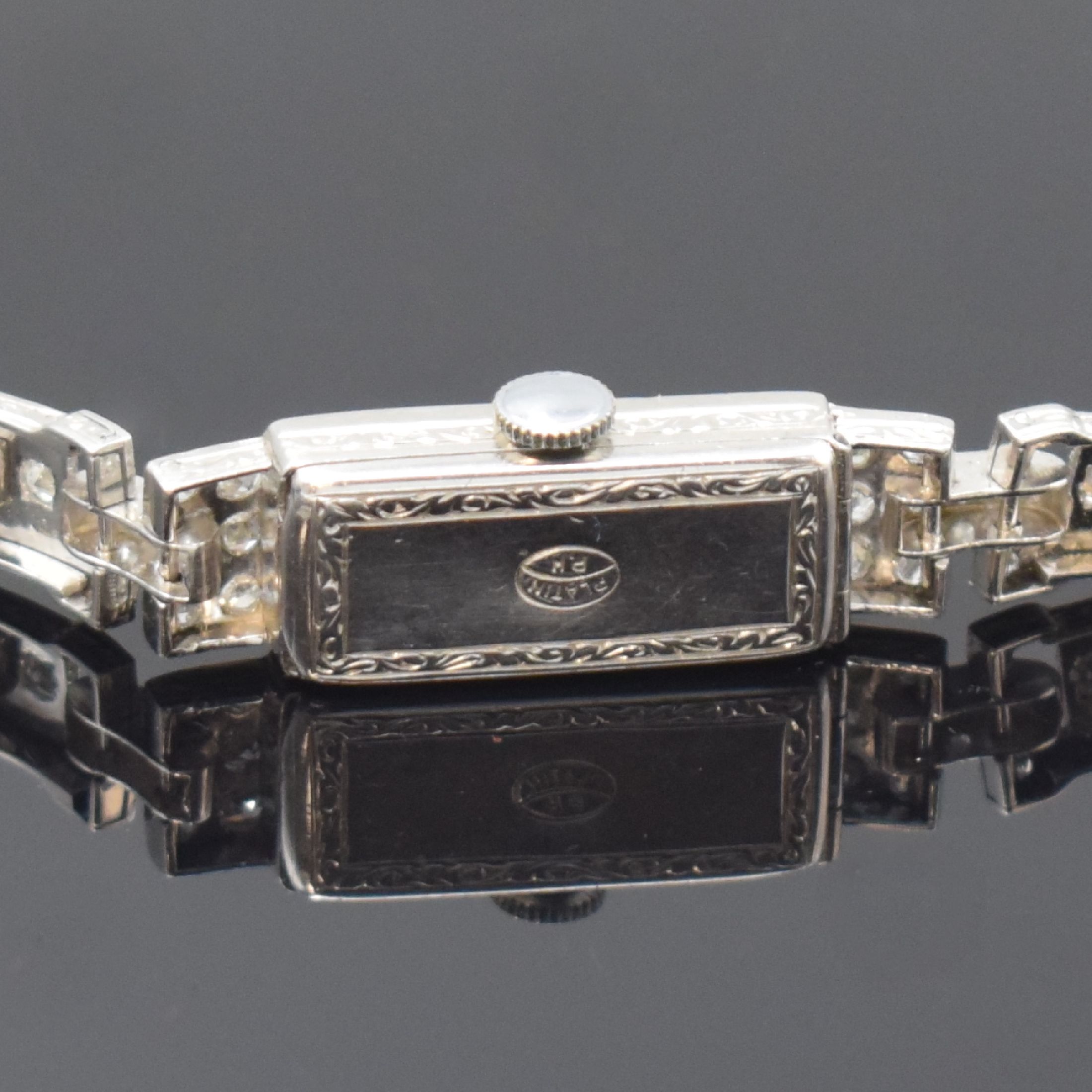 Detail d: Art-Deco Armbanduhr in Platin mit Diamanten,Schweiz um 1930, Handaufzug, Scharnierboden, Band u. Geh. aufw. m. Diamanten bes., silb. Zifferbl. m. ...
