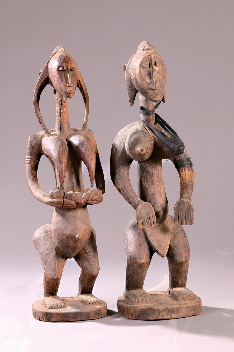 Zwei stehende weibliche Figuren, Senufo/Dogon, Mali/Elfenbeinküste, 2. Hälfte 20.Jh., Holz geschnitzt, mehrfach bestoßen, Alterssp., H. 75 cm