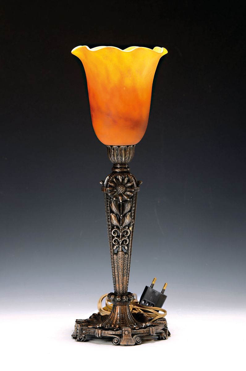 Tischlampe, Daum, 20er Jahre, Eisenfuss mit Blumendekor, gewellter Daum-Schirm mit orange-roten Einschmelzungen, H. ca. 39 cm, signiert, Schirm min. ...