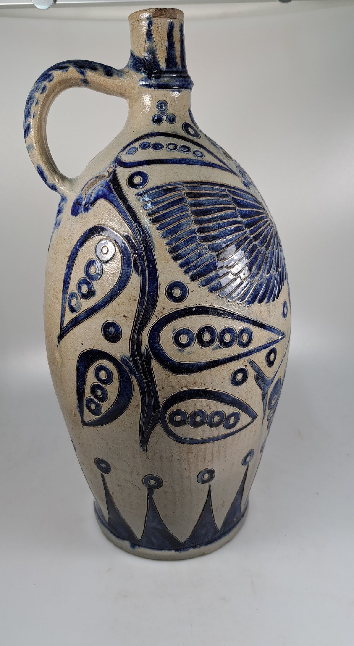 Detail a: Westerwälder Krug, 18. Jh., Steinzeug, mit blauer aufwendiger Malerei, geritzt, H. ca. H. 42 cm