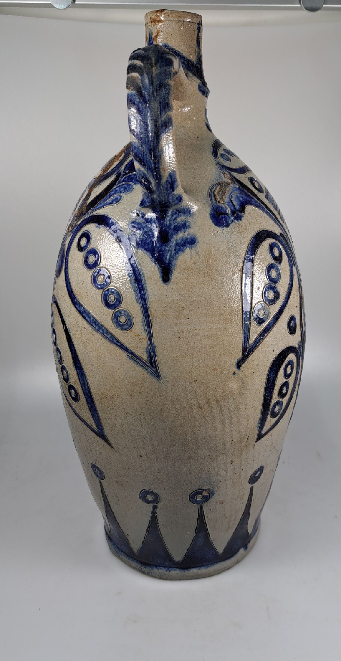 Detail b: Westerwälder Krug, 18. Jh., Steinzeug, mit blauer aufwendiger Malerei, geritzt, H. ca. H. 42 cm