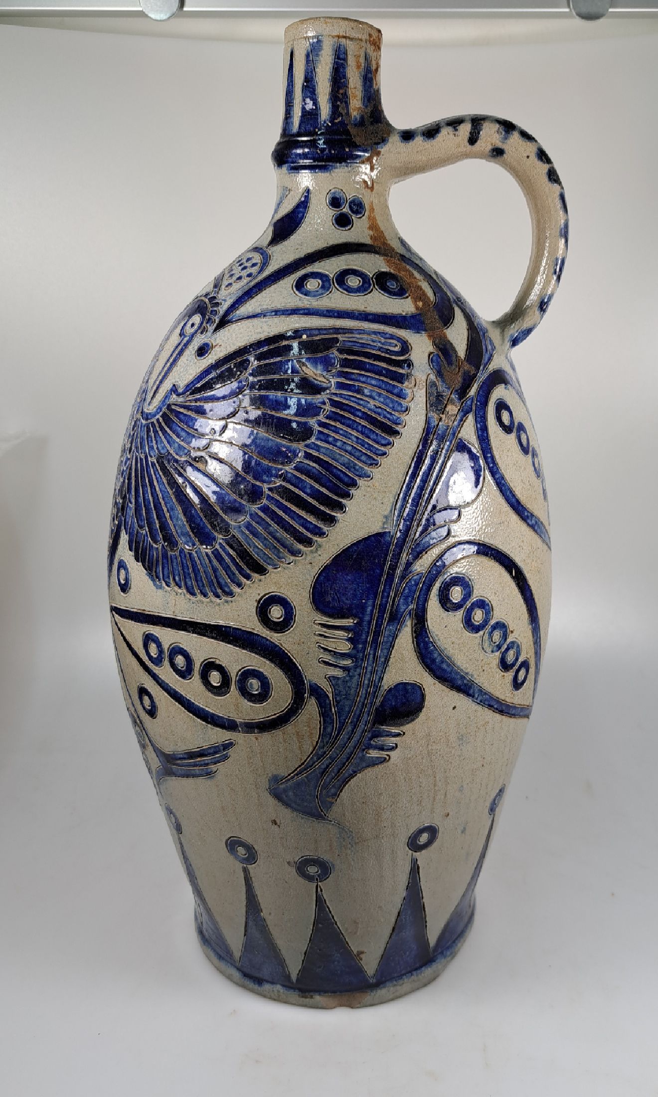 Detail c: Westerwälder Krug, 18. Jh., Steinzeug, mit blauer aufwendiger Malerei, geritzt, H. ca. H. 42 cm