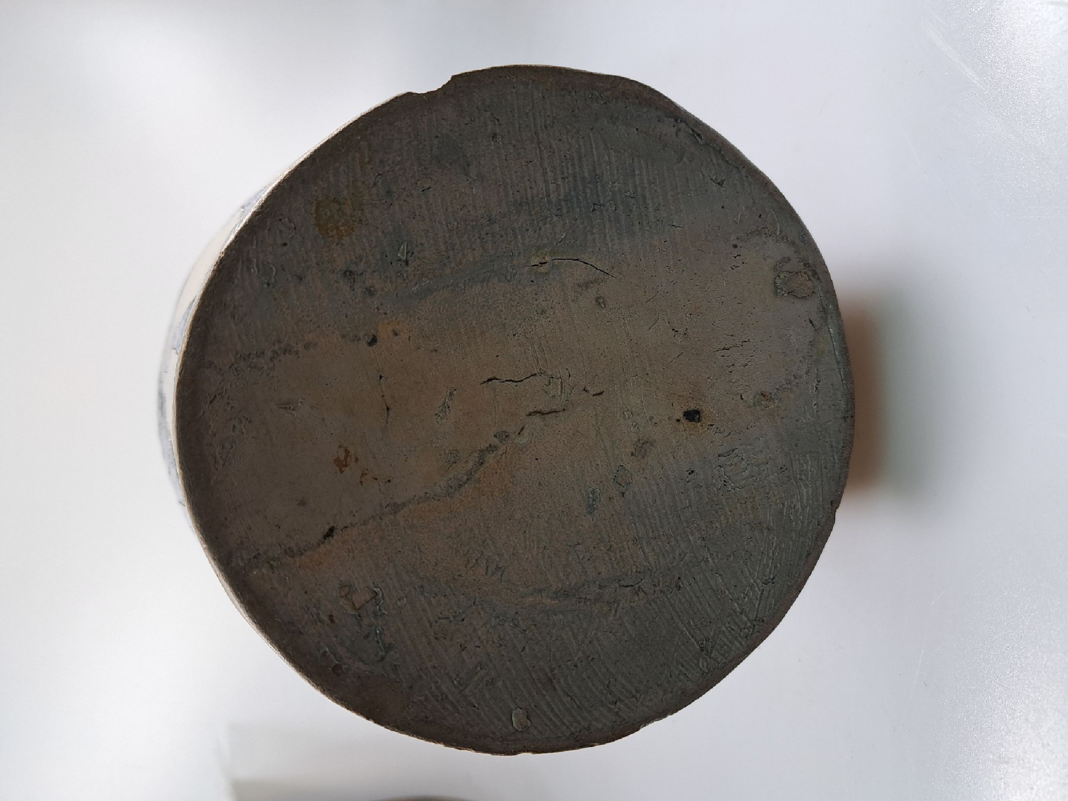 Detail d: Westerwälder Krug, 18. Jh., Steinzeug, mit blauer aufwendiger Malerei, geritzt, H. ca. H. 42 cm