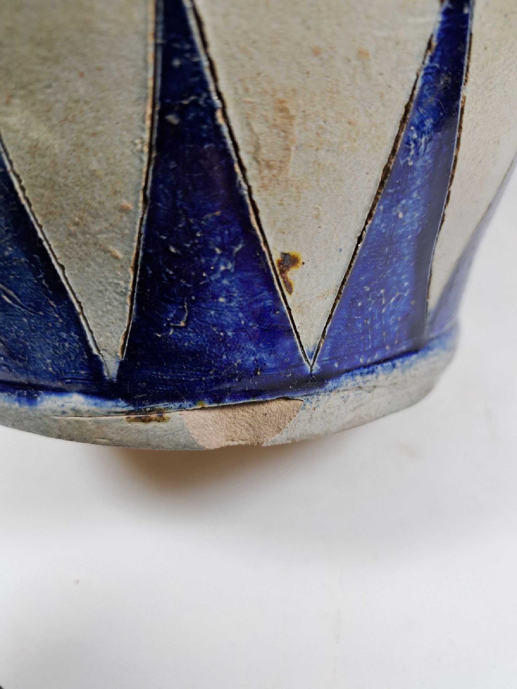 Detail e: Westerwälder Krug, 18. Jh., Steinzeug, mit blauer aufwendiger Malerei, geritzt, H. ca. H. 42 cm