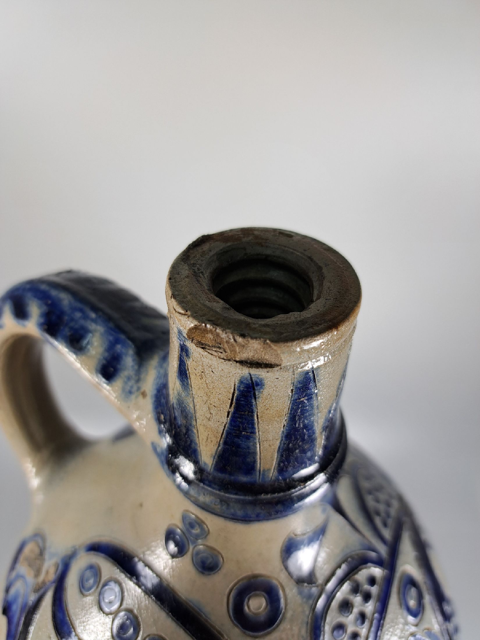 Detail f: Westerwälder Krug, 18. Jh., Steinzeug, mit blauer aufwendiger Malerei, geritzt, H. ca. H. 42 cm