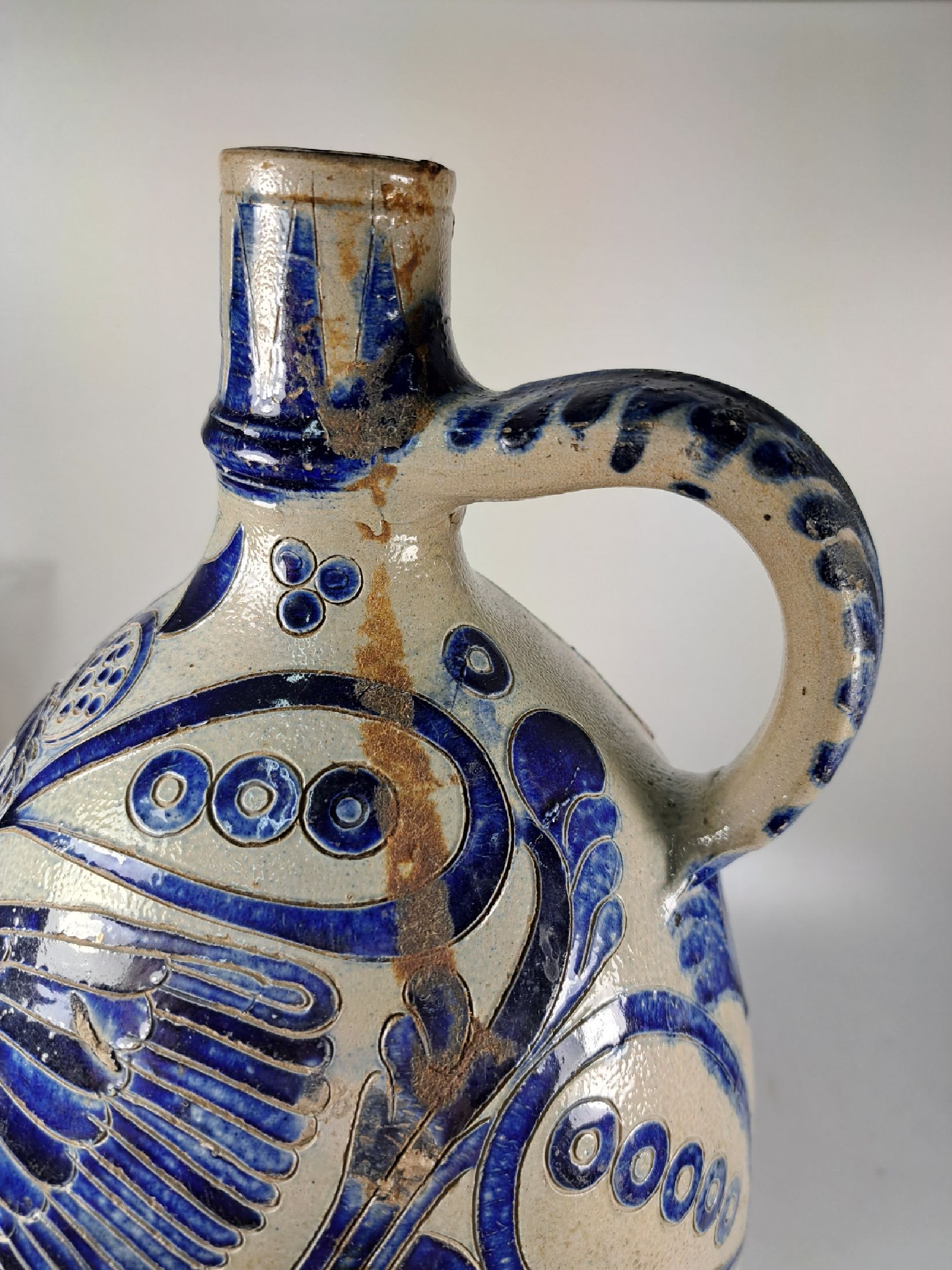 Detail g: Westerwälder Krug, 18. Jh., Steinzeug, mit blauer aufwendiger Malerei, geritzt, H. ca. H. 42 cm