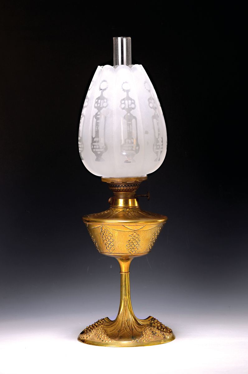 Jules Leleu, Petroleumlampe, Bronze/Messing, reich floral verzierter Fuß, signiert, mit mattiertem Glasschirm und Glaszylinder , H. 59 cm, Funktion ...