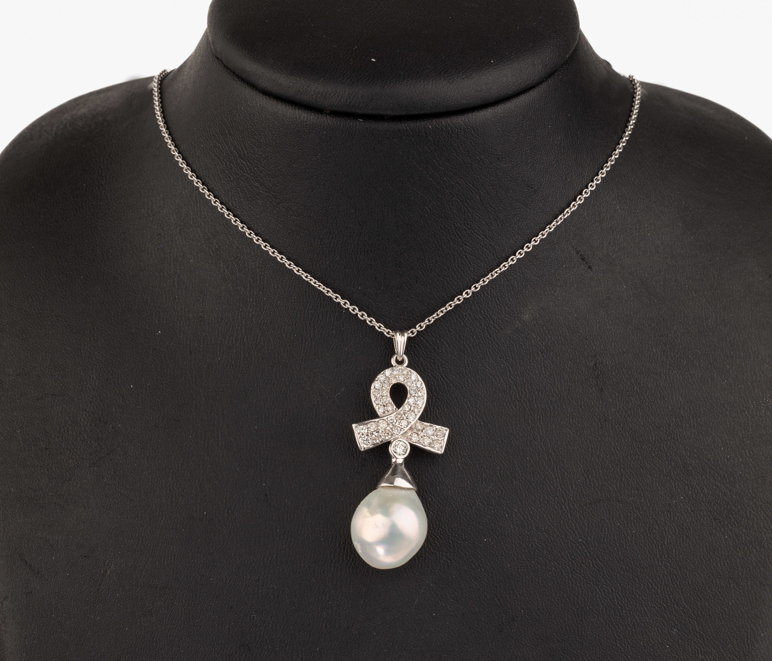 14 kt Gold Brillant Südseezuchtperl-Anhänger, WG 585/000, 1 barocke Südseezuchtperle Durchm. ca. 14.5 mm, 41 Brillanten zus. ca. 0.65 ct ...