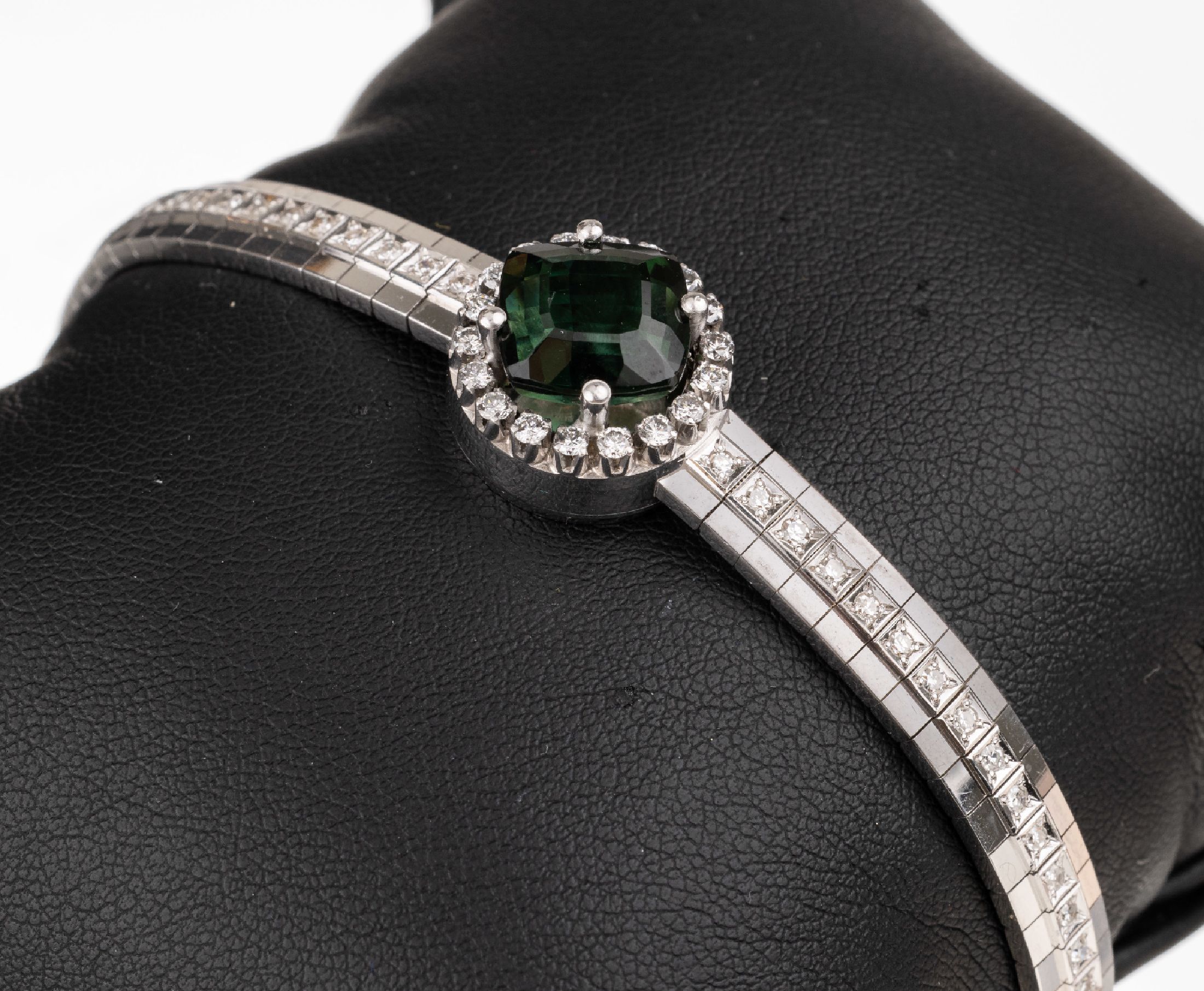 18 kt Gold Turmalin-Brillant-Armband, WG 750/000, rundfacett. Turmalin ca. 6.43 ct, 52 8/8-Diamanten zus. ca. 0.70 ct Weiß/si, 18 Brillanten zus. ...