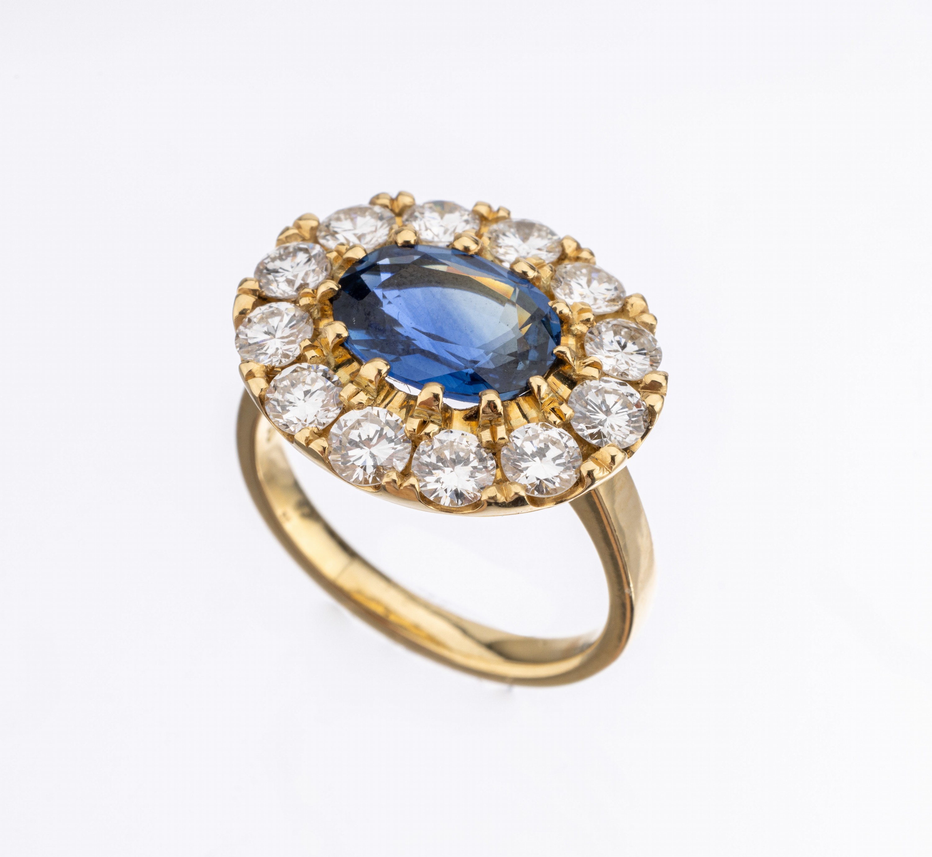 18 kt Gold Saphir-Brillant-Ring, GG 750/000, ovalfacett. Saphir ca. 2.85 ct, 12 Brillanten zus. ca. 2.00 ct Weiß/vs, ca. 8.8 g, RW 54