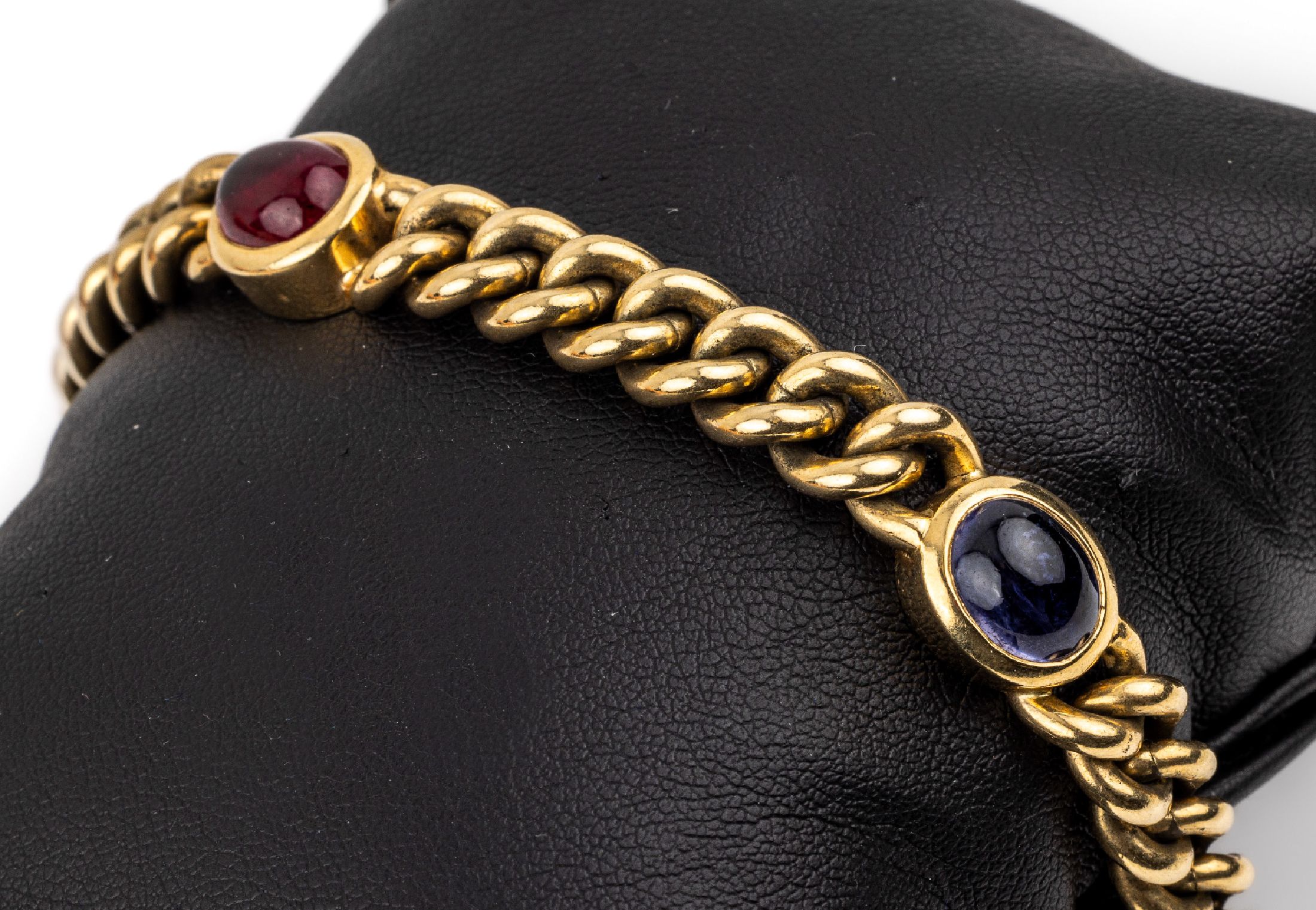 14 kt Gold Farbstein-Armband, GG 585/000, 3ovale Turmalin-Cabochons in grün, blau und pink, ca. 49 g, L. ca. 21.5 cm, Karabinerschließe