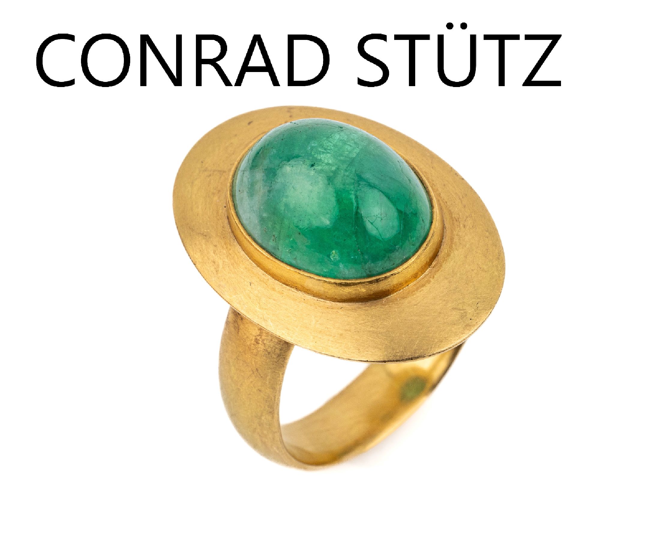 18 kt Gold Designer Smaragd-Ring, GG 750/000, Meistermarke CONRAD STÜTZ, Schwäbisch-Gmünd, ovaler Smaragd-Cabochon ca. 17 x 13 mm, satiniert, ...