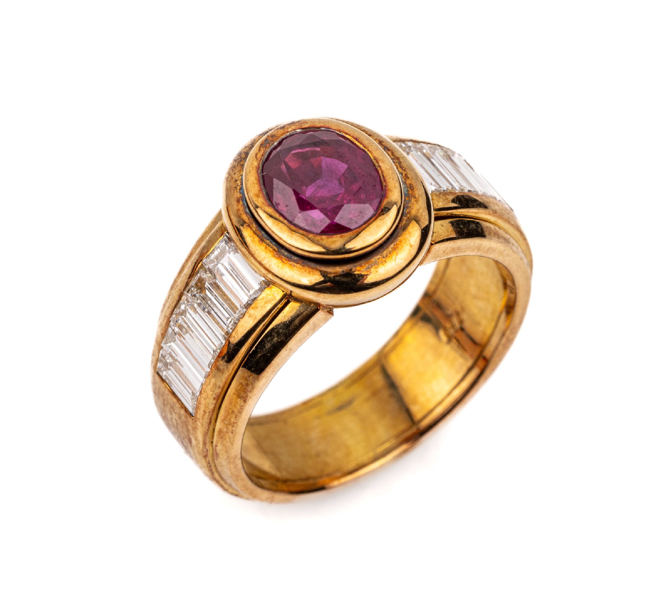 18 kt Gold Rubin-Diamant-Ring, GG 750/000, ovalfacett. Rubin ca. 1.71 ct, 10 Diamantbaguettes zus. ca. 1.16 ct Weiß/si, ca.11.7 g, RW 54