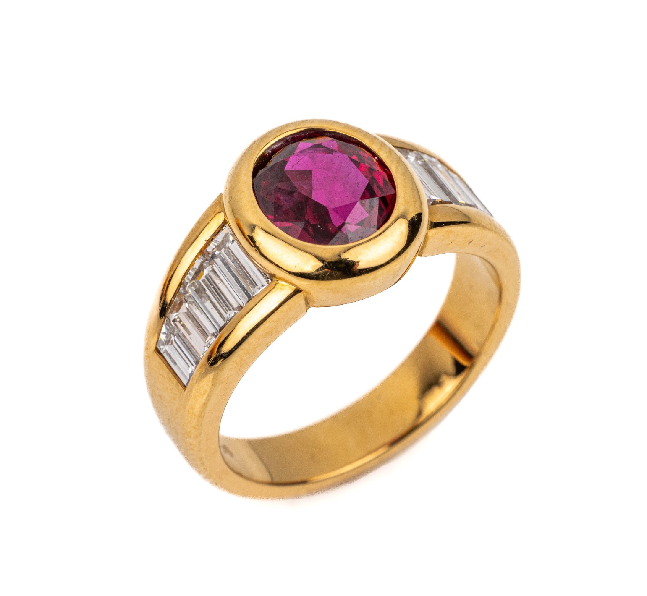 18 kt Gold Rubin-Diamant-Ring, GG 750/000, ovalfacett. Rubin ca. 2.04 ct, 8 Diamantbaguettes zus. ca. 1.19 ct Weiß/lp, ca.9.4 g, RW 54