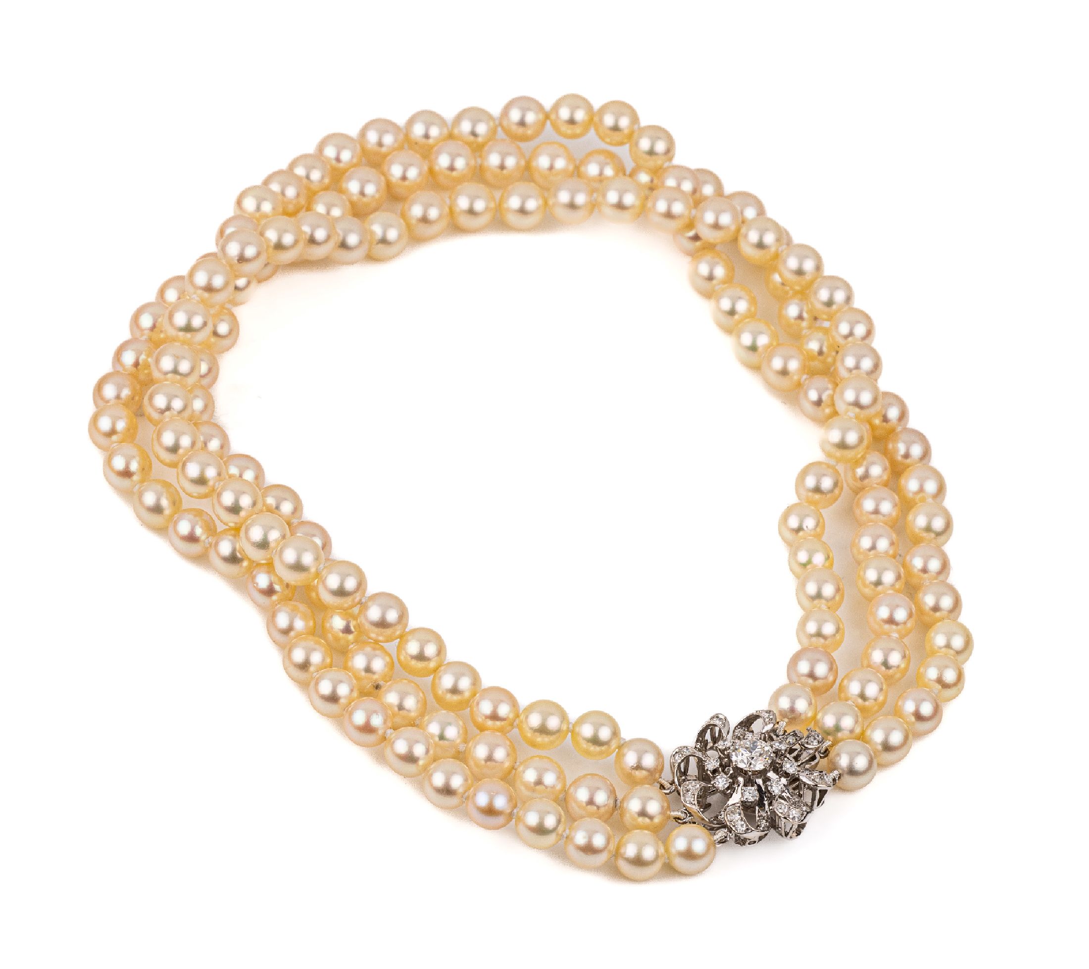 3-reihiges Zuchtperl-Collier-de-Chien mit 18 kt Gold Schließe, WG 750/000 in Form einer Blüte, cremefarb. sehr schöner Lüster, D. ca. 7.5 - 8 ...