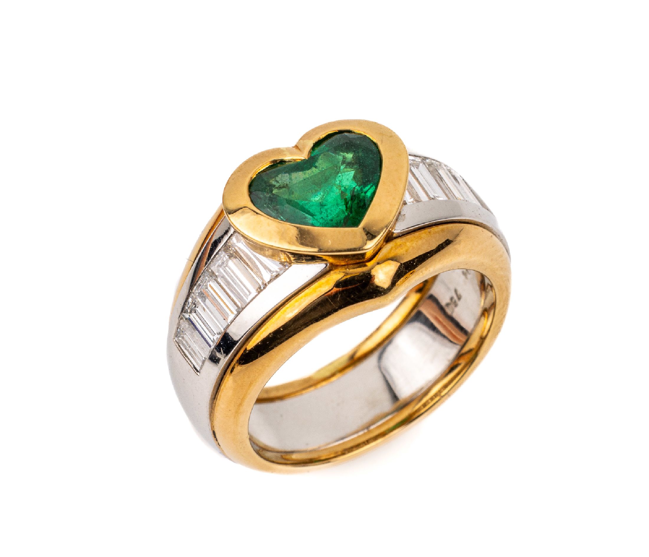 18 kt Gold und Platin Diamant-Smaragd-Ring, GG 750/000 und Platin, facett. Smaragd- Herz ca. 1.66 ct, 8 Diamant-Baguettes und 2 eingeschliffene ...