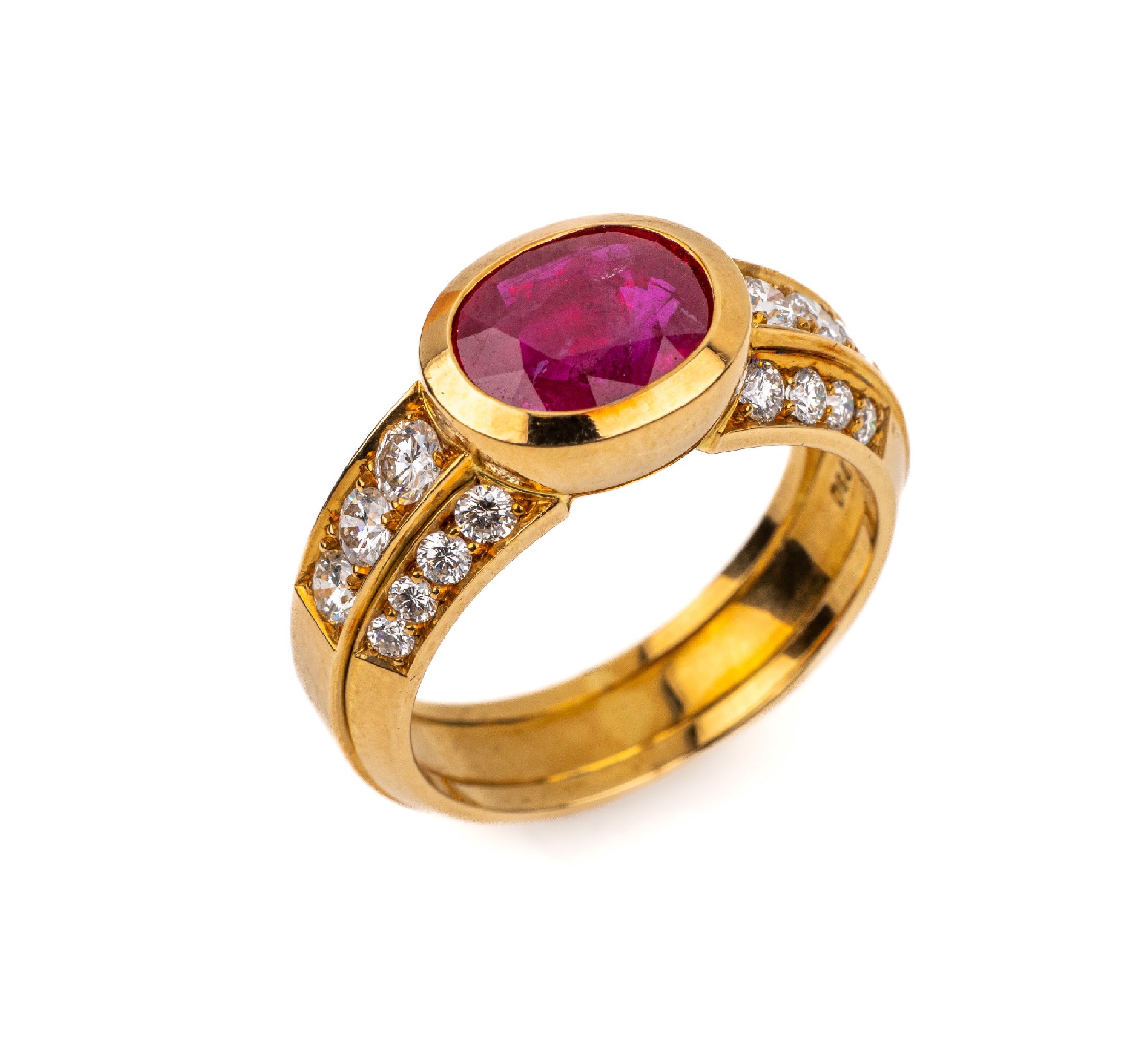 18 kt Gold Rubin-Brillant-Ring, WG 750/000,ovalfacett. Rubin ca. 2.41 ct, 22 Brillanten zus. ca. 0.80 ct feines Weiß/lp, ca. 9.6 g, RW55