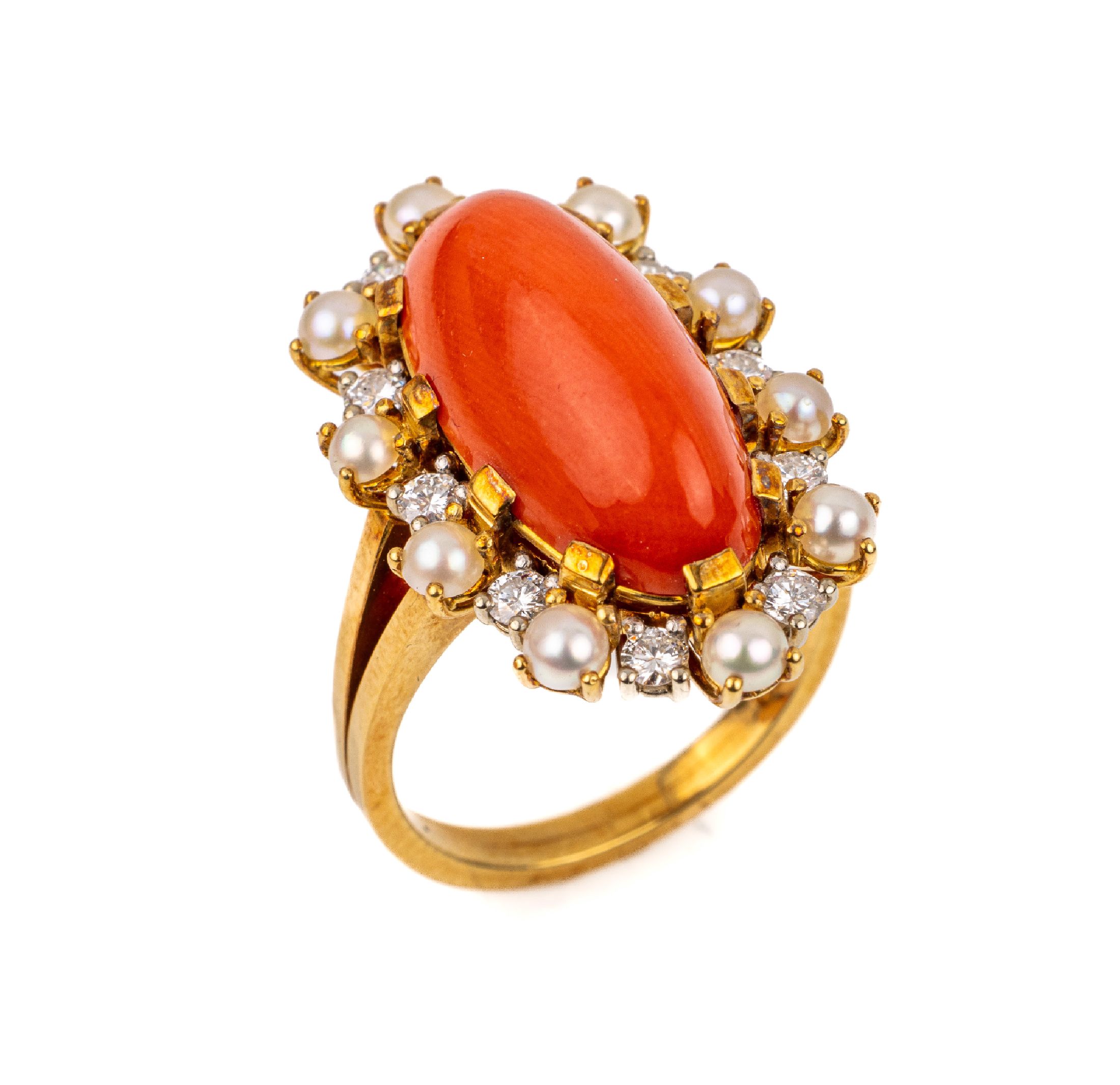 18 kt Gold Koralle-Perl-Brillant-Ring, GG 750/000, navetteförm. Korallencabochon, 10 kl. weiße Zuchtperlen, 10 Brillanten zus. ca. 0.50 ct ...