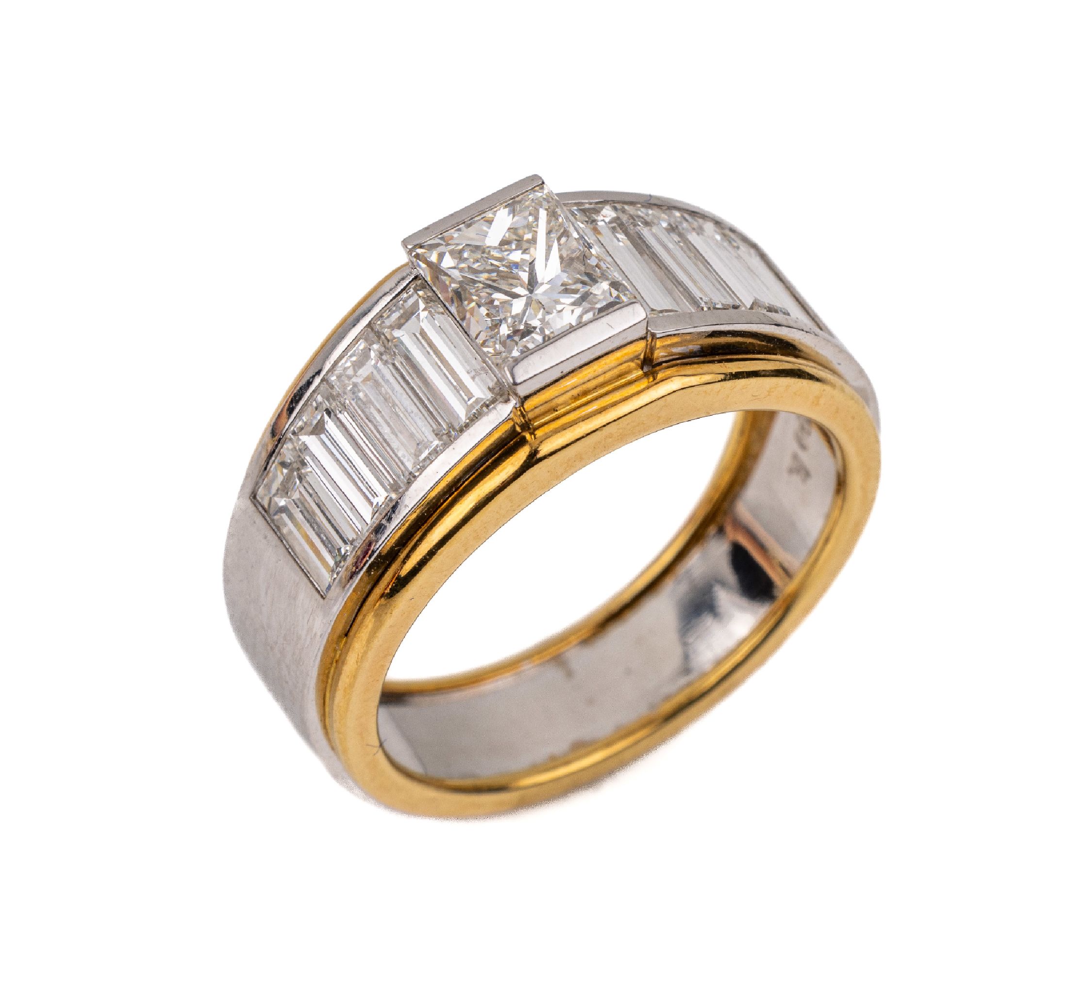 18 kt Gold Diamant-Ring, GG/WG 750/000, 1 Princesscut-Diamant ca. 1.15 ct feines Weiß/lupenrein-vvs, 8 Diamant Baguettes zus. ca. 1.88 ct feines ...