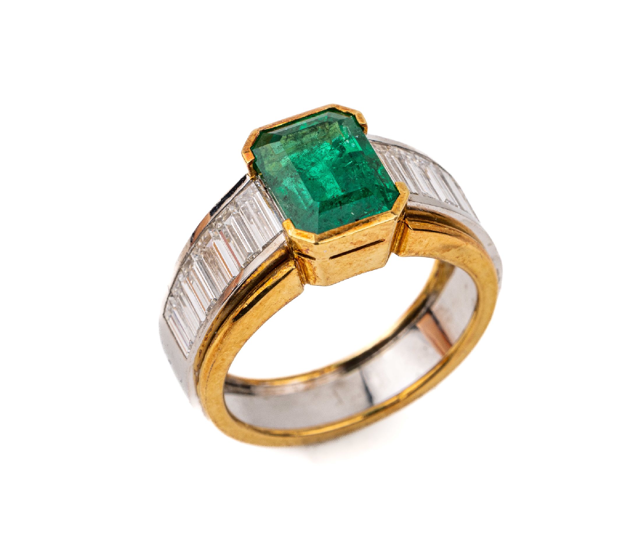 18 kt Gold Smaragd-Diamant-Ring, GG/WG 750/000, Smaragd Rechteck ca. 2.40 ct, 12 Diamant-Baguettes zus. ca. 1.45 ct feines Weiß/lp-vvs, ca. 10.0 g, ...
