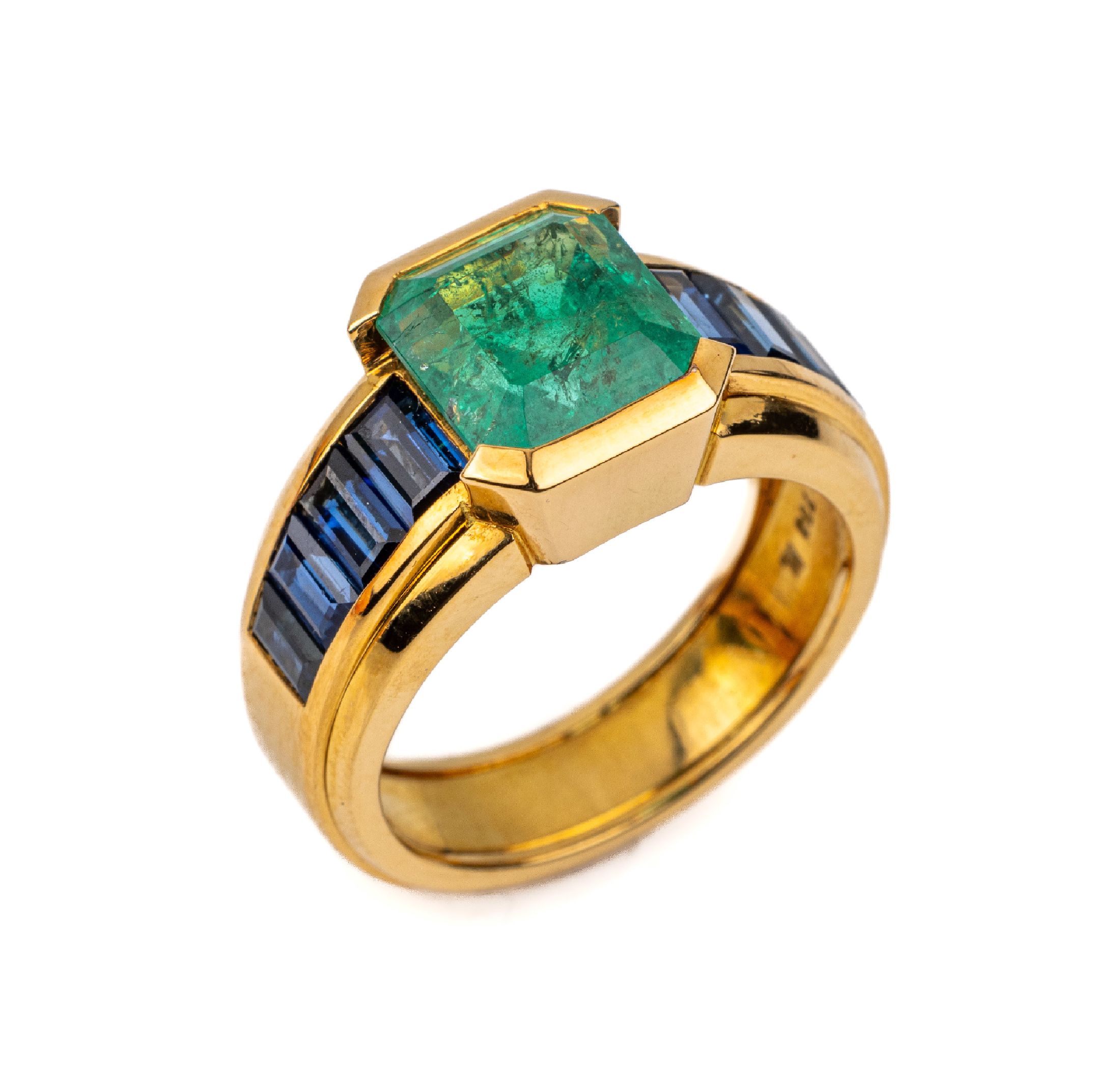 18 kt Gold Smaragd-Saphir-Ring, GG 750/000,Smaragd-Rechteck ca. 3.16 ct, 8 Saphirbaguettes zus. ca. 2.35 ct, ca. 11.6 g, RW 54